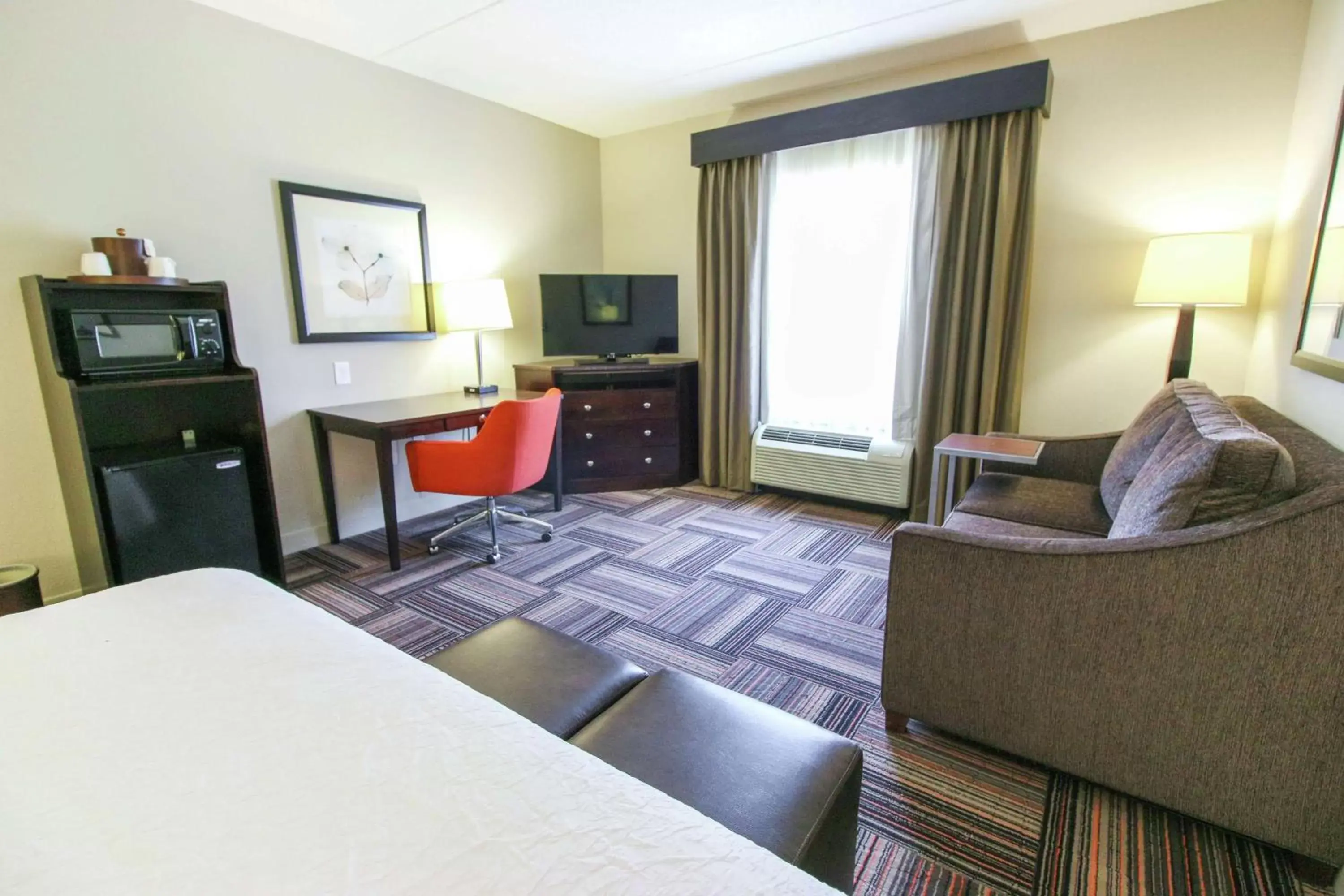 Bedroom, Seating Area in Hampton Inn & Suites Flowery Branch