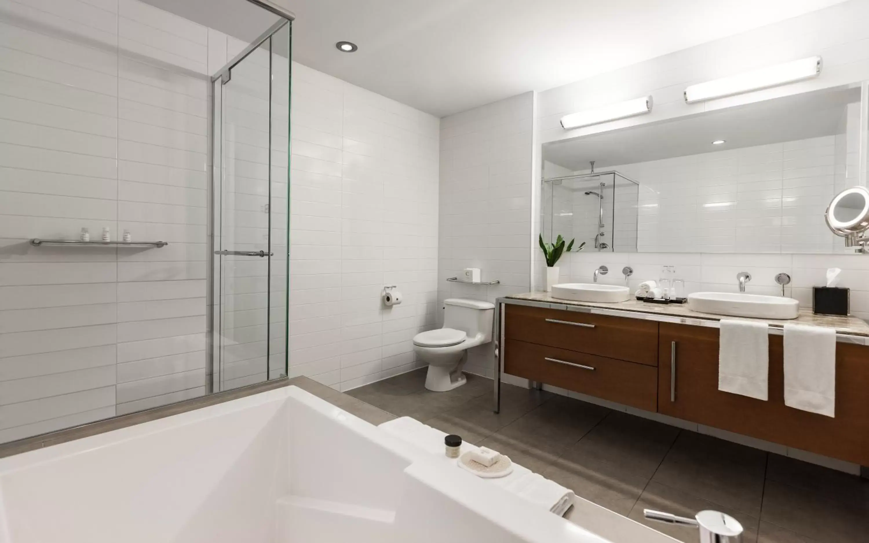 Shower, Bathroom in Warwick Le Crystal - Montréal