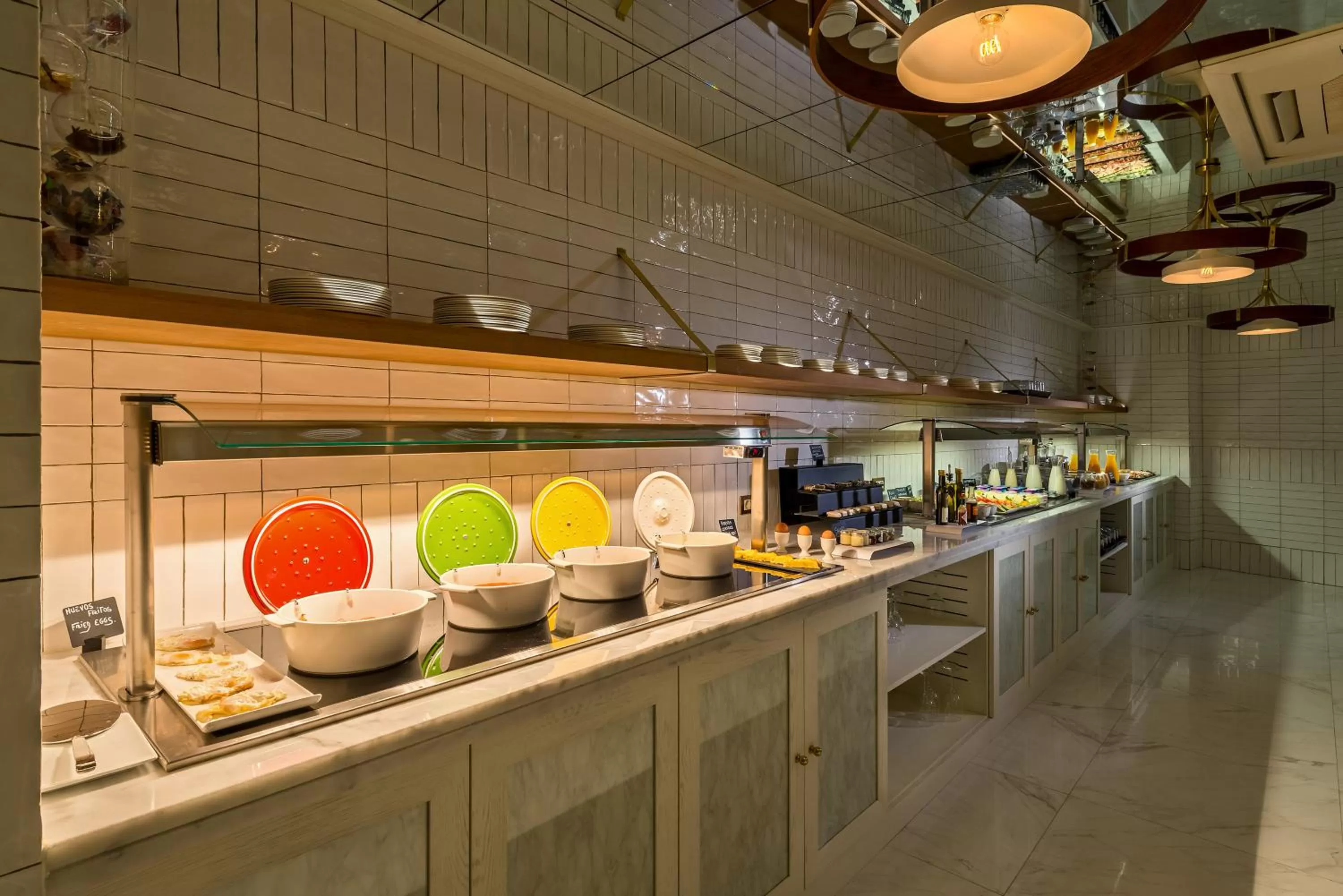 Restaurant/places to eat in H10 Puerta de Alcalá 4 Sup