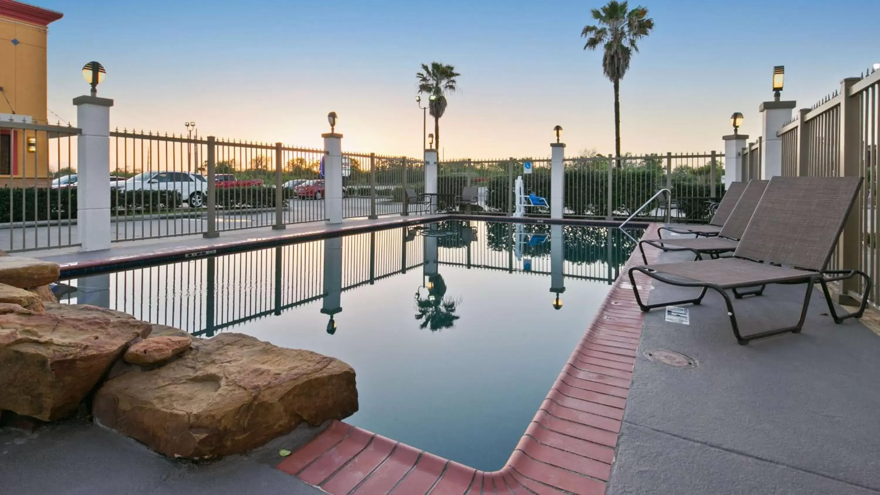 On site, Swimming Pool in Best Western Dayton Inn & Suites