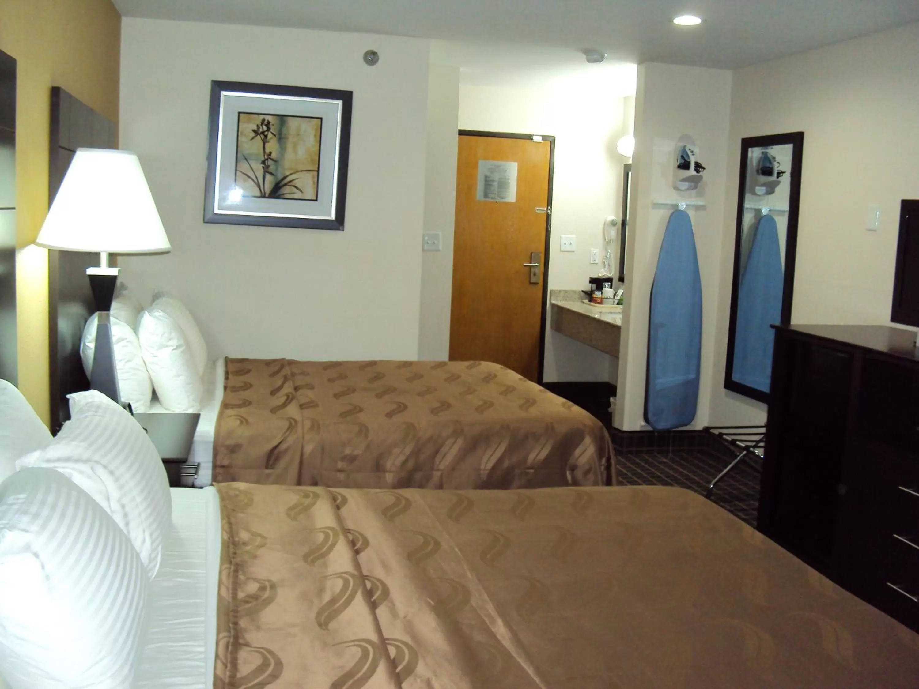 Bed in Quality Inn Carbondale University area