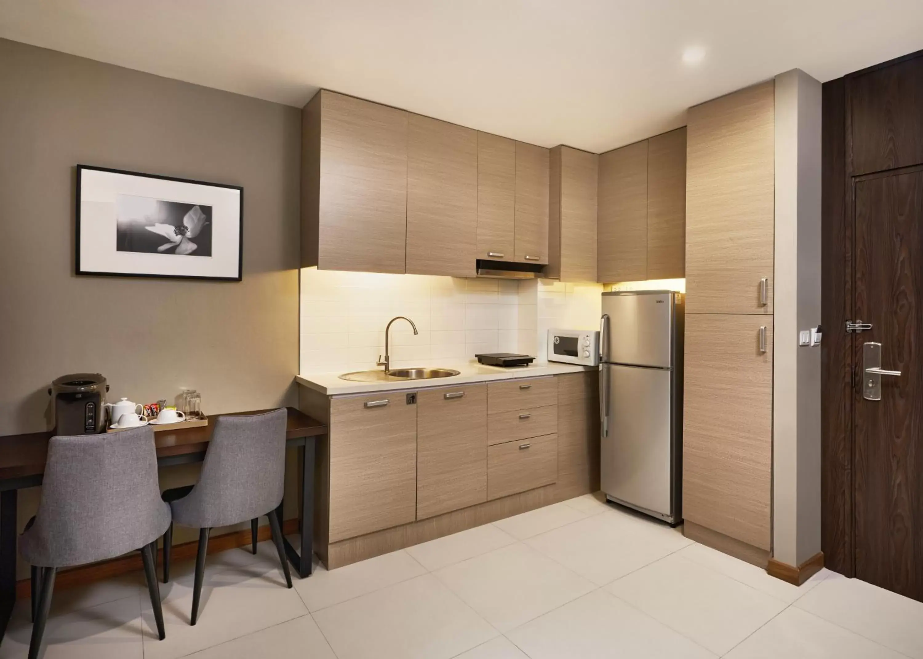 Kitchen/Kitchenette in Altera Hotel and Residence by At Mind