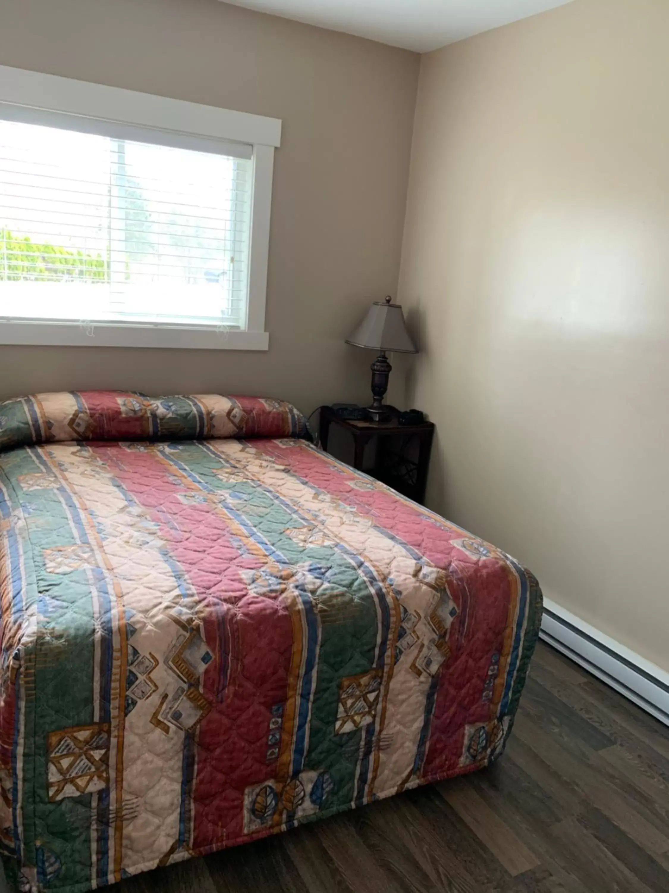 Bed in The Lionstone Inn Motel and Cottages