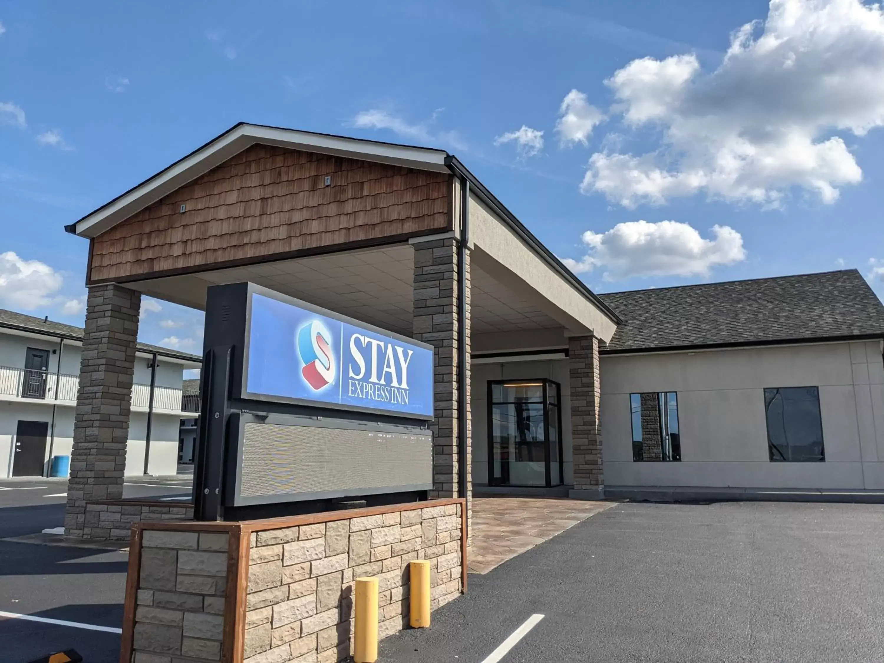 Facade/entrance, Property Building in Stay Express Inn Chattanooga