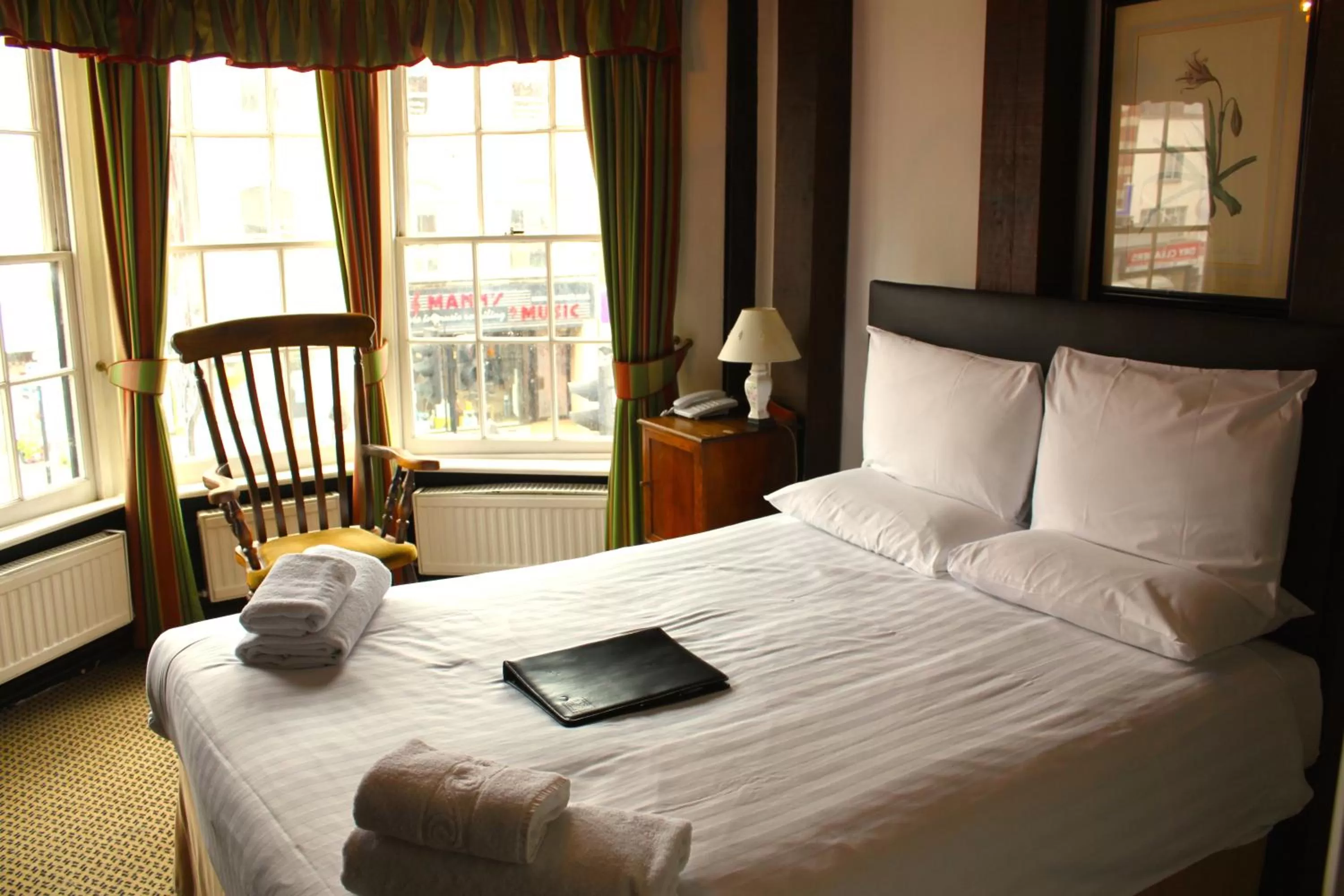 Bedroom, Bed in Brook Red Lion Hotel