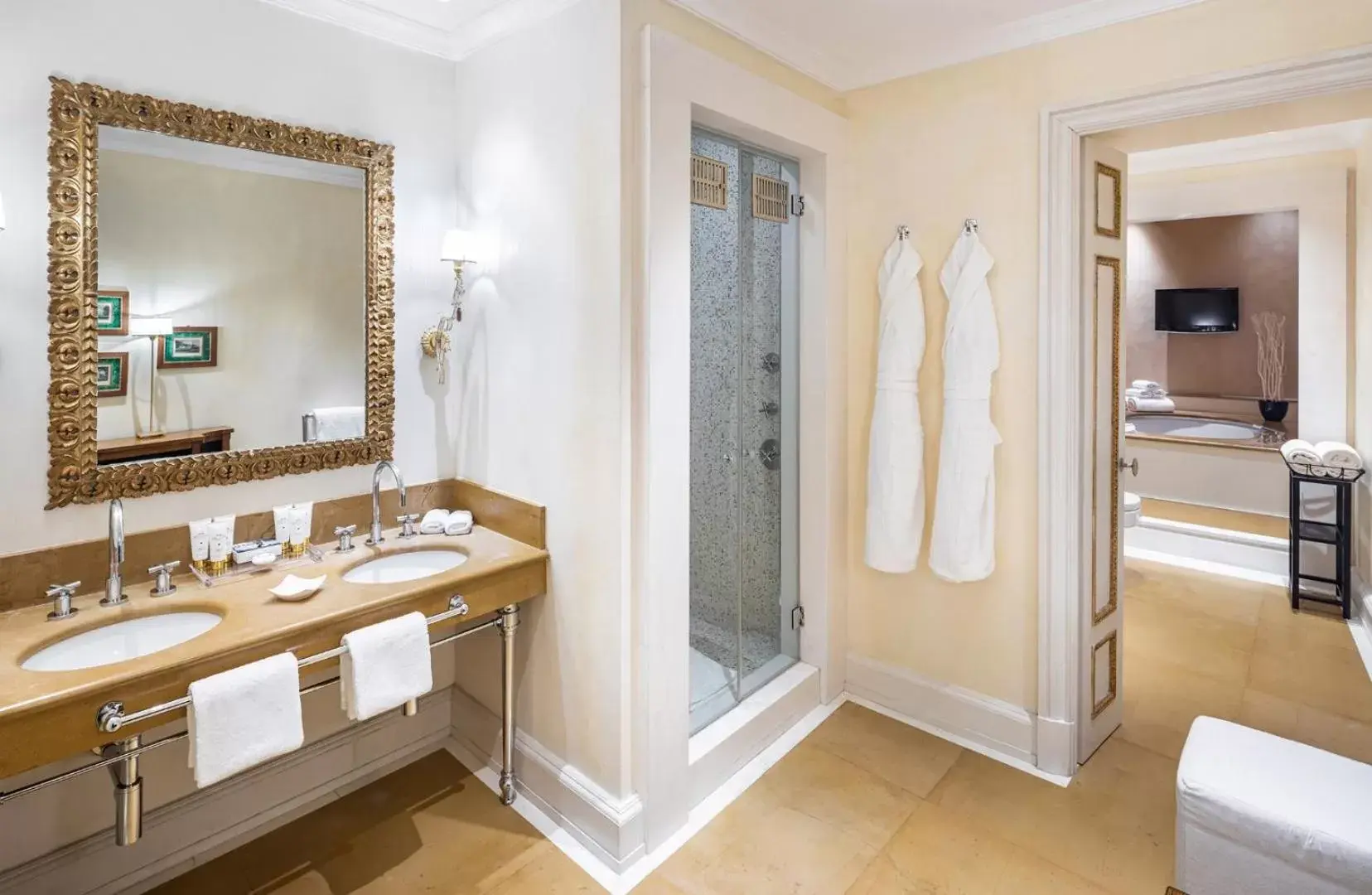 Shower, Bathroom in Relais Santa Croce, By Baglioni Hotels
