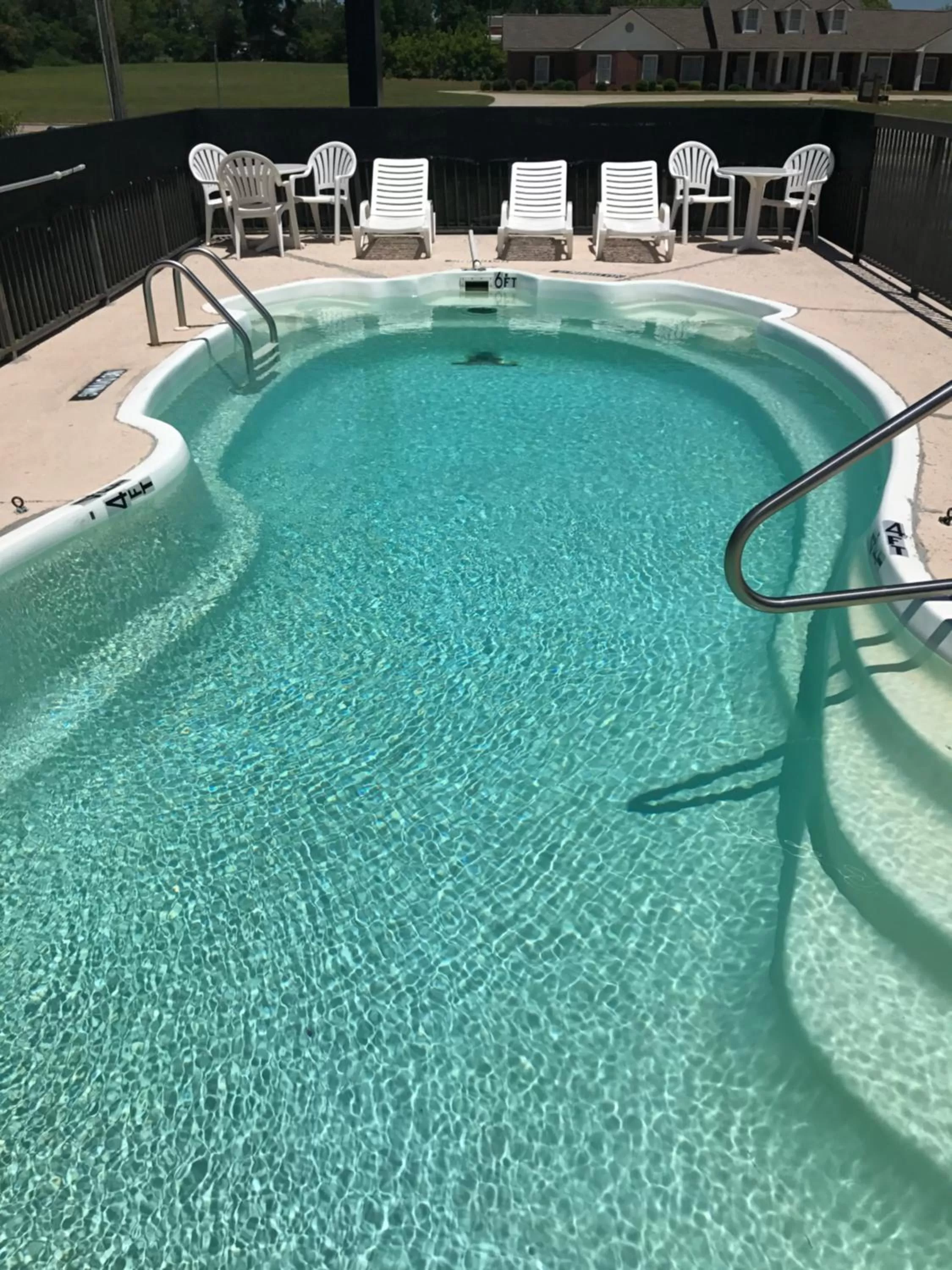 Swimming pool in Relax Inn McRae