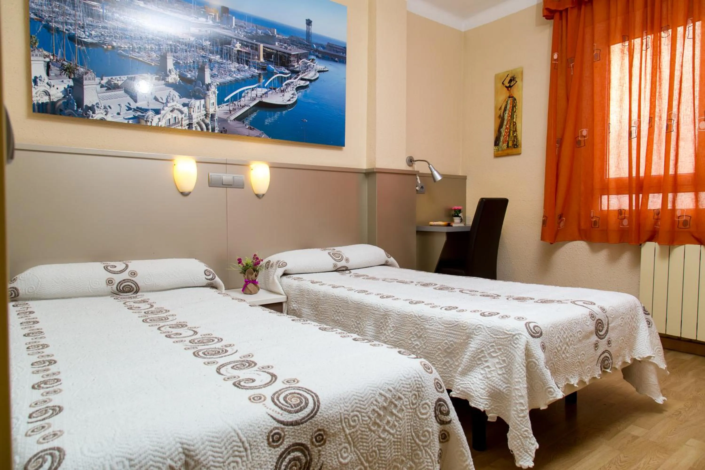 Photo of the whole room, Bed in Hostal Barcelona