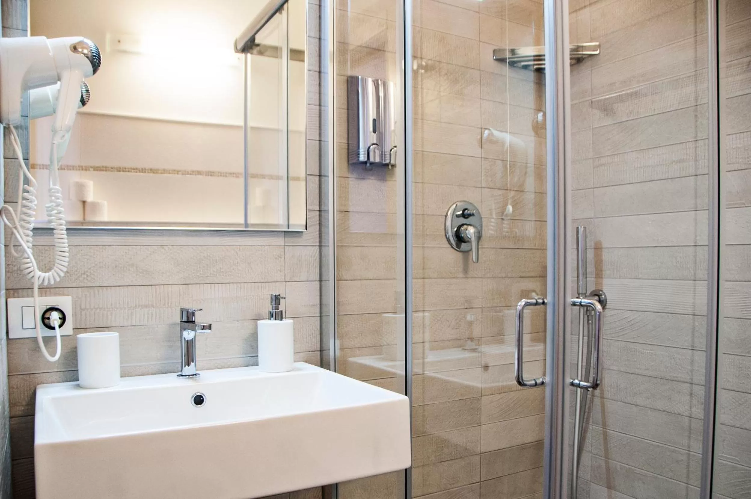 Shower in B&B Ghalà