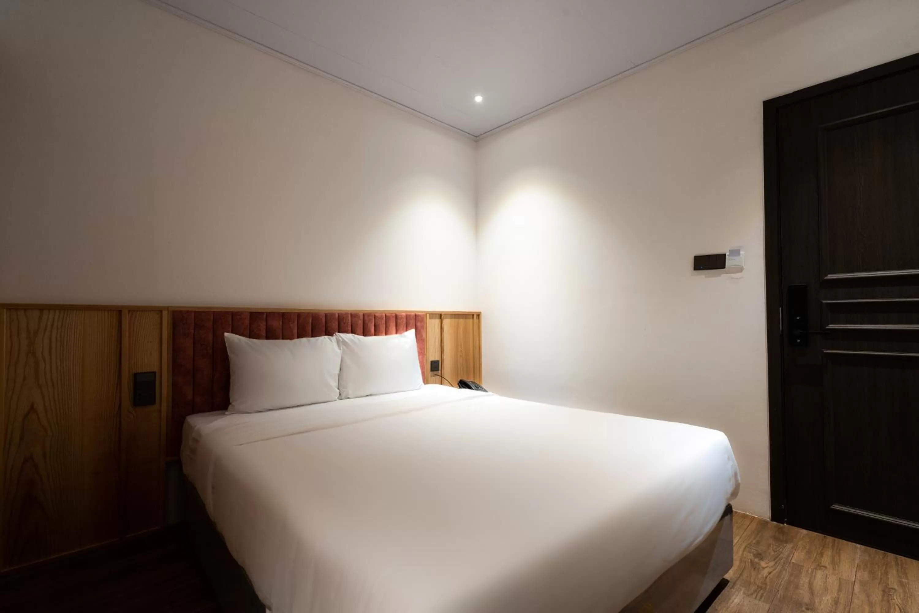 Photo of the whole room, Bed in Haven Hut Hotel