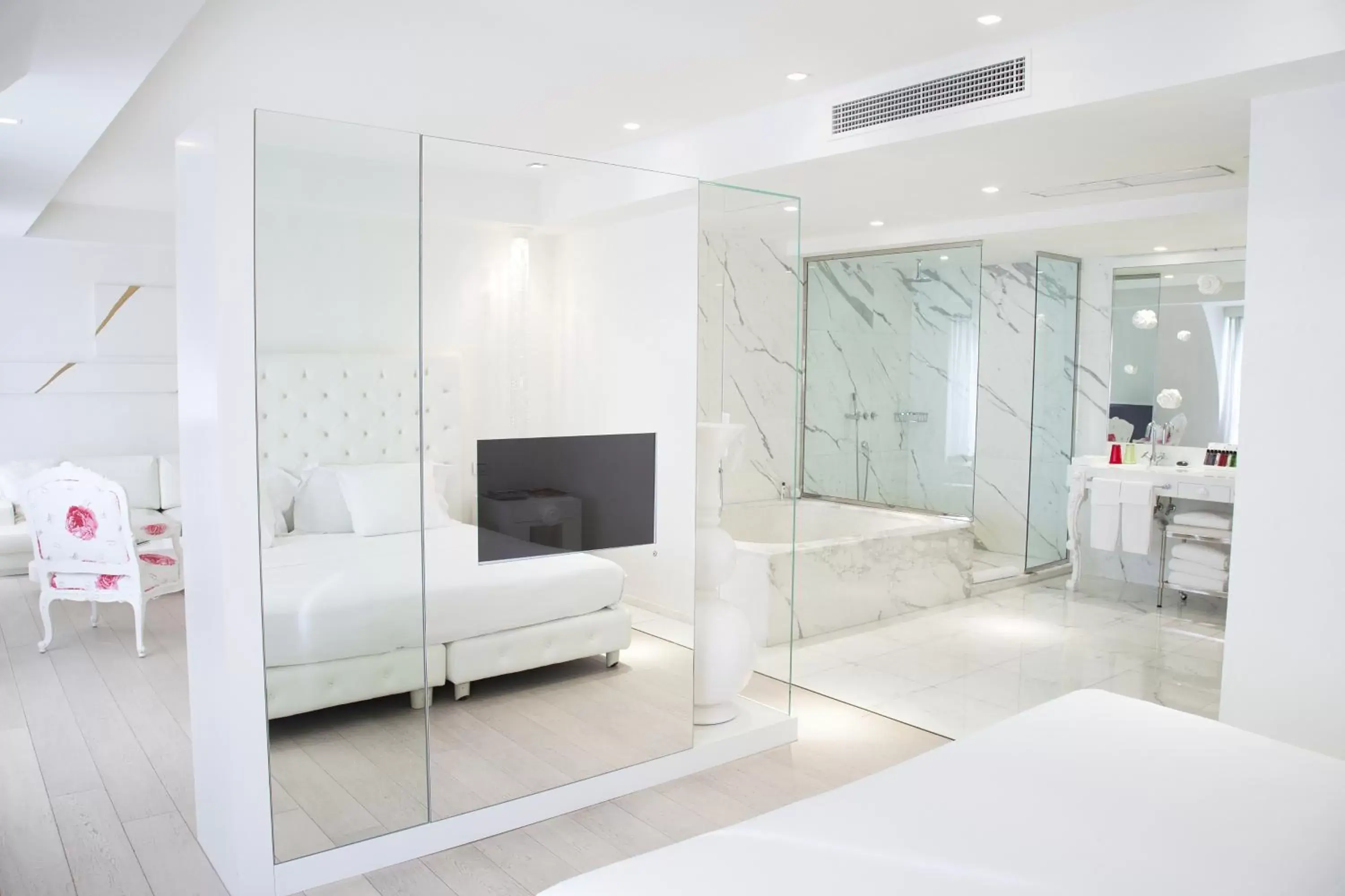 Bathroom, TV/Entertainment Center in Boscolo Nice Hotel & Spa