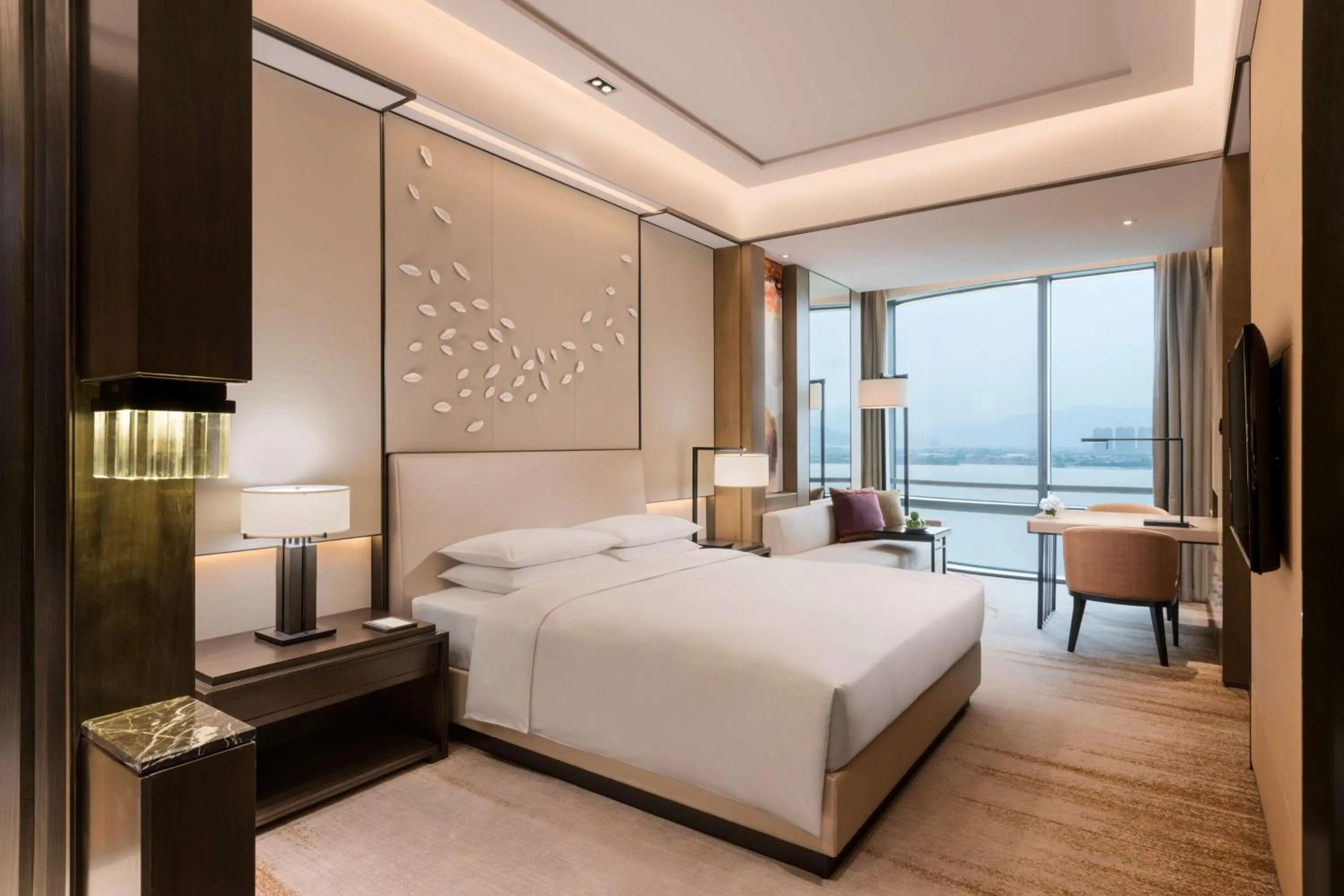 Photo of the whole room, Bed in Hyatt Regency Fuzhou Cangshan