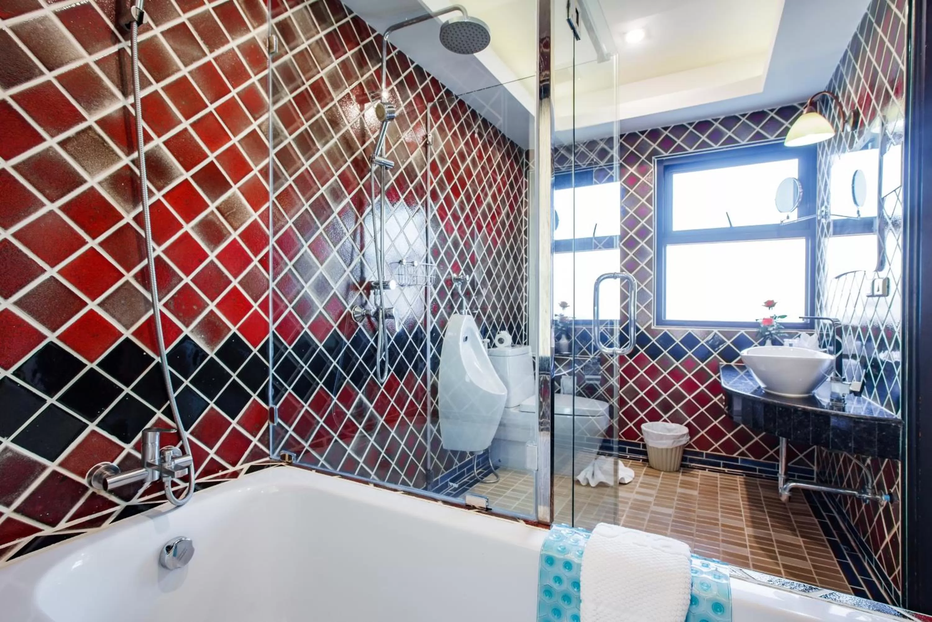 Shower in Raming Lodge Hotel