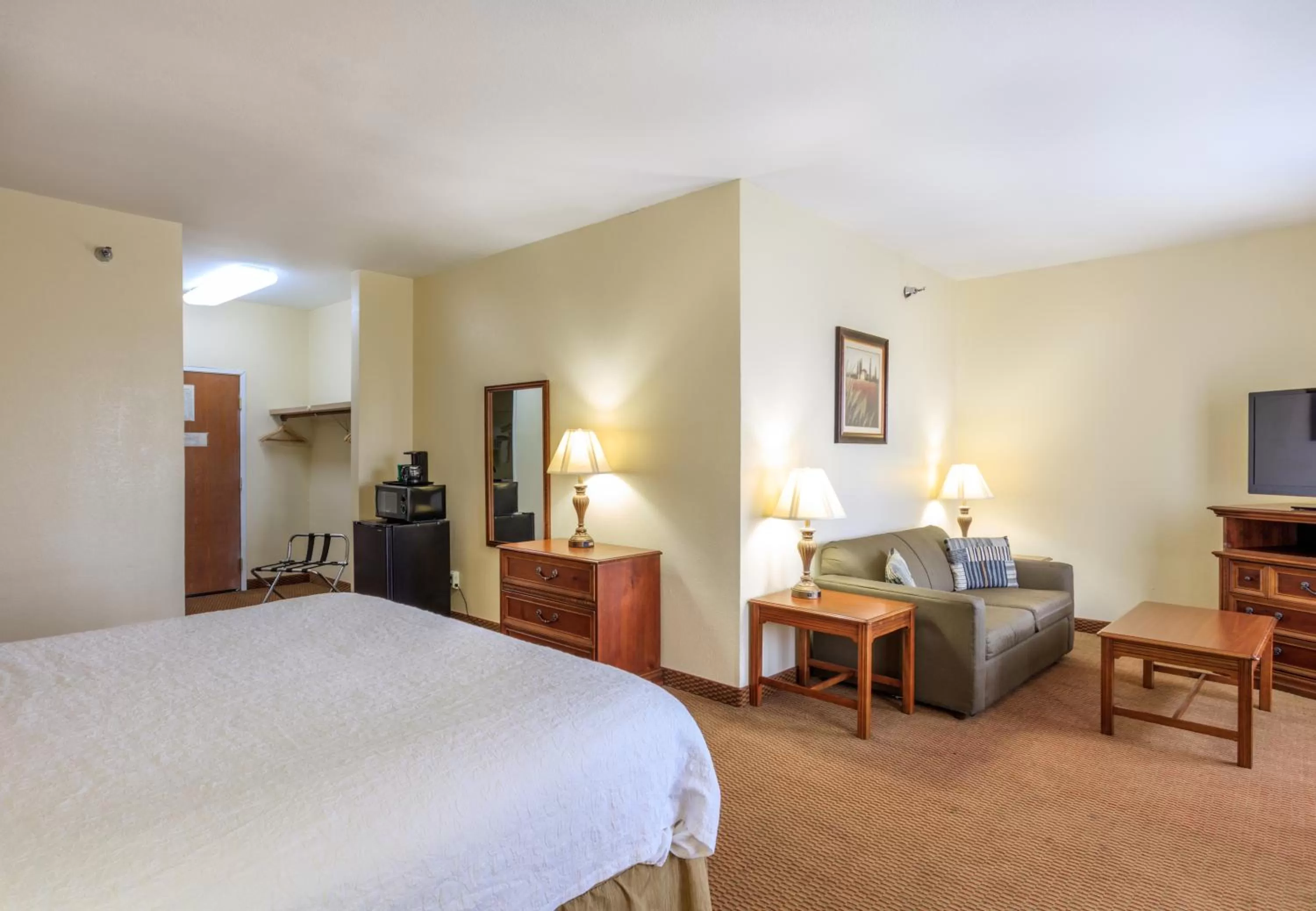 Photo of the whole room, Bed in Branson Towers Hotel