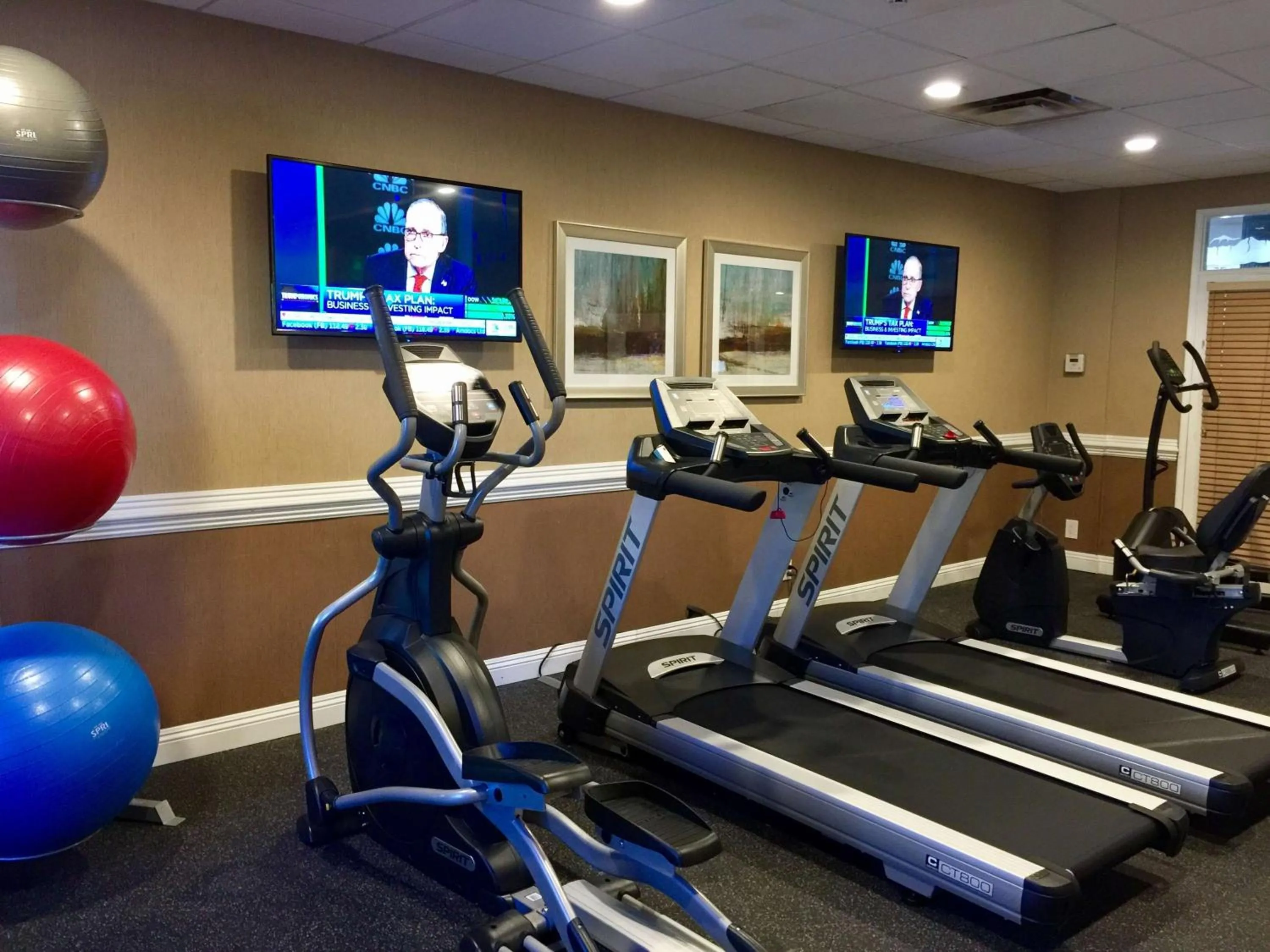 Fitness centre/facilities in Hotel d'Lins Ontario Airport