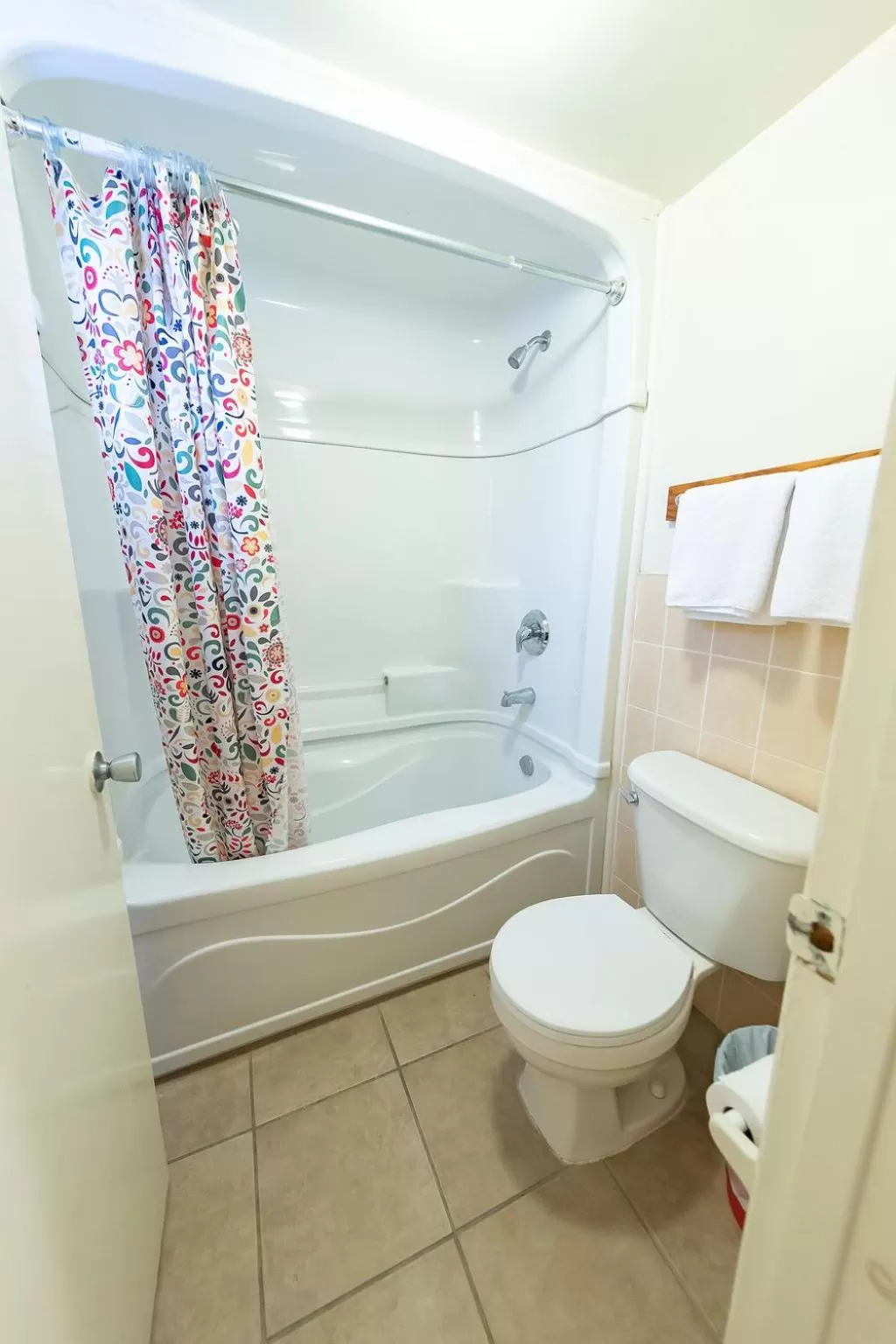 Toilet in Choice Inn by the falls