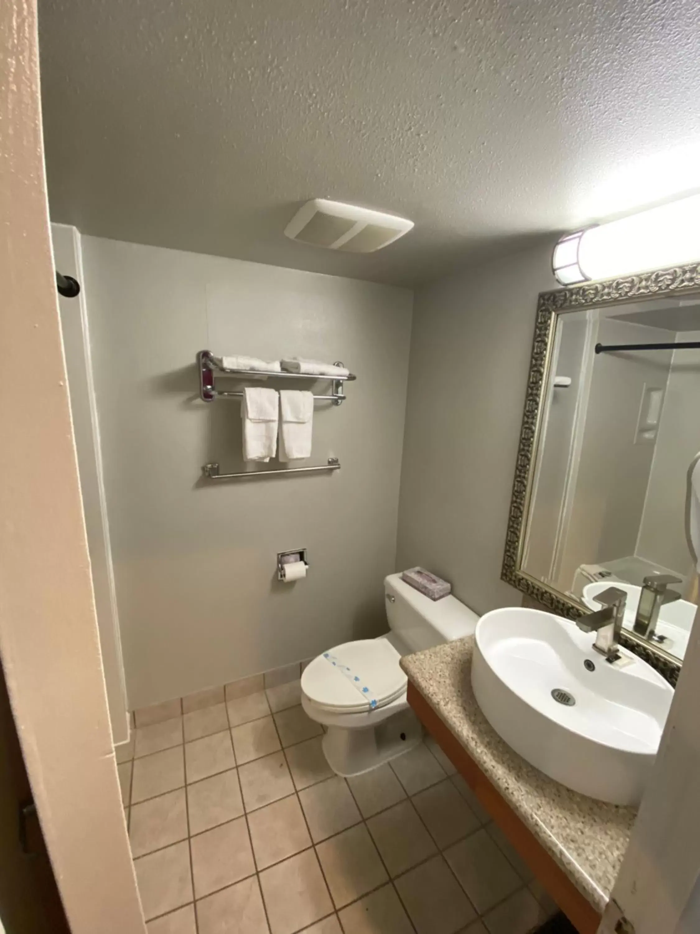 Bathroom in Budget Inn of Hayward