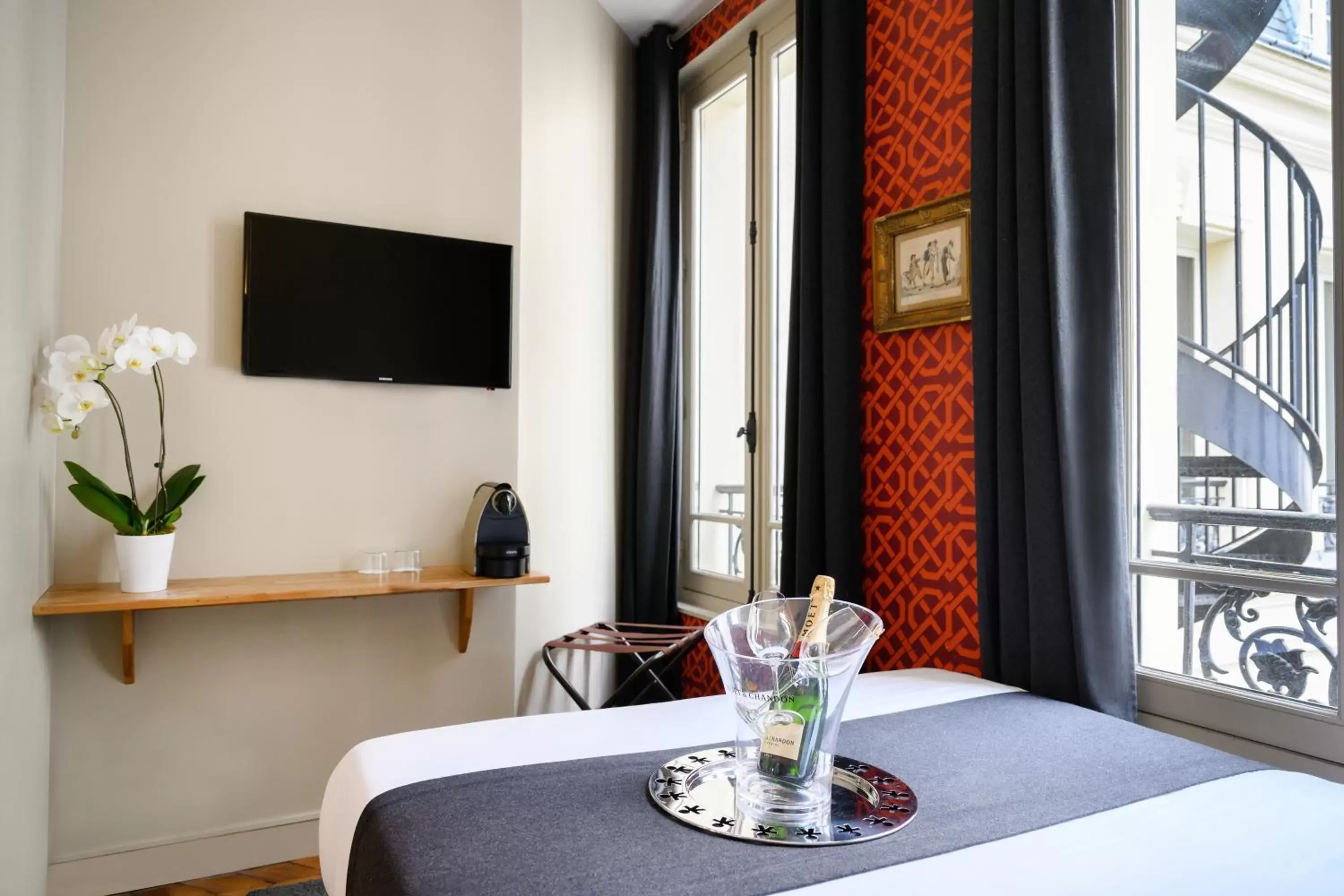 Coffee/tea facilities, TV/Entertainment Center in Suites & Hotel Helzear Champs-Elysees