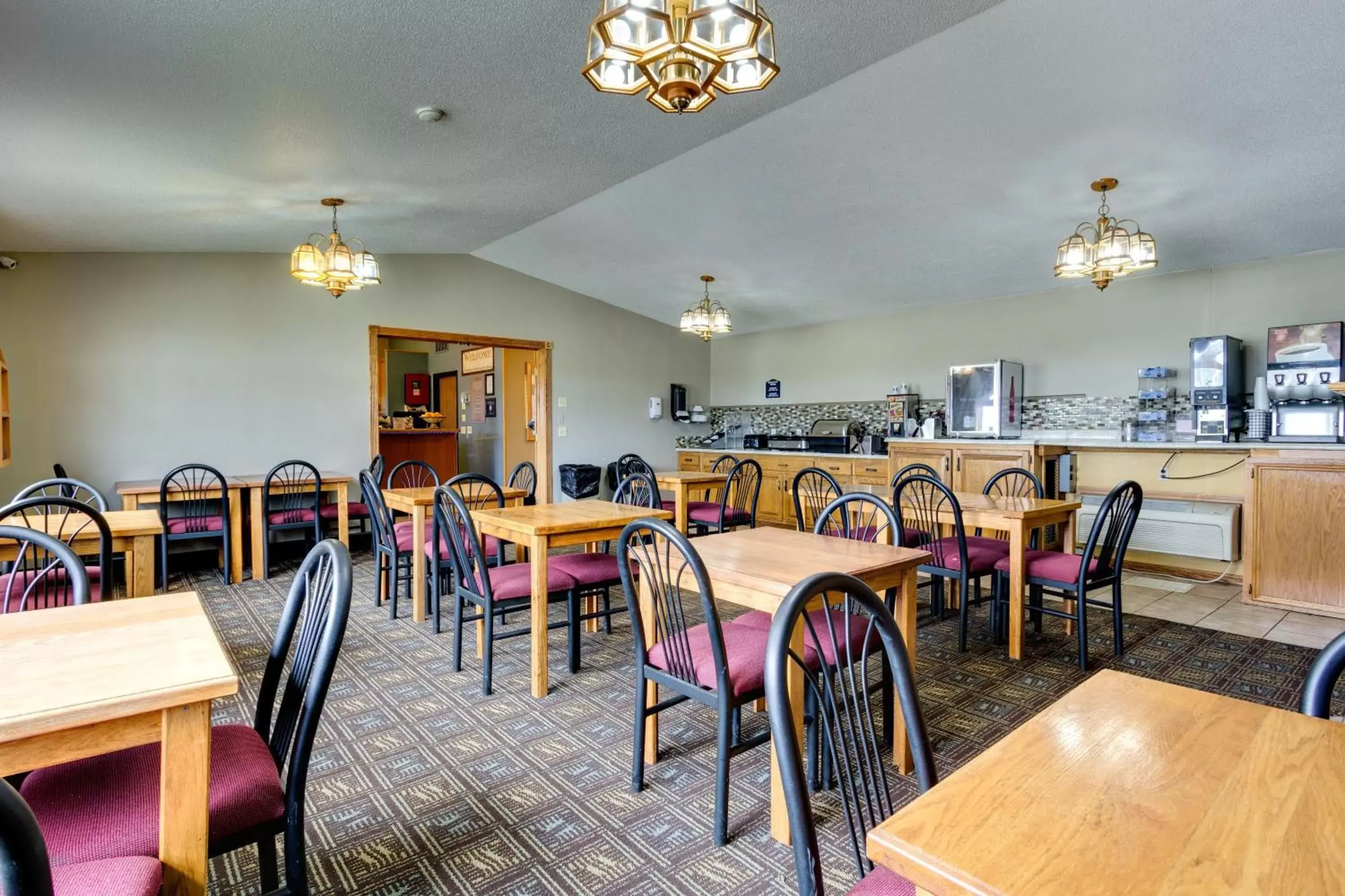 Communal lounge/ TV room, Restaurant/Places to Eat in Fireside Inn and Suites