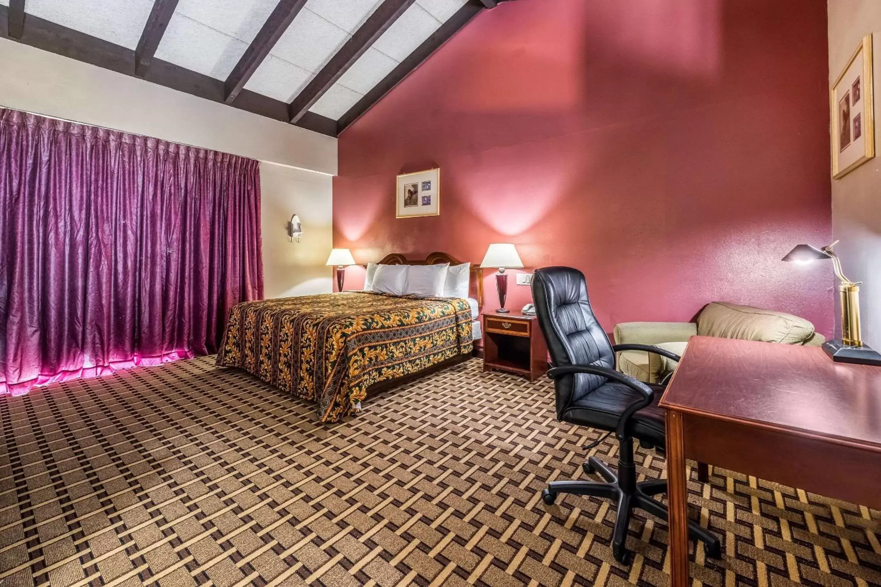 Photo of the whole room, Bed in Rodeway Inn