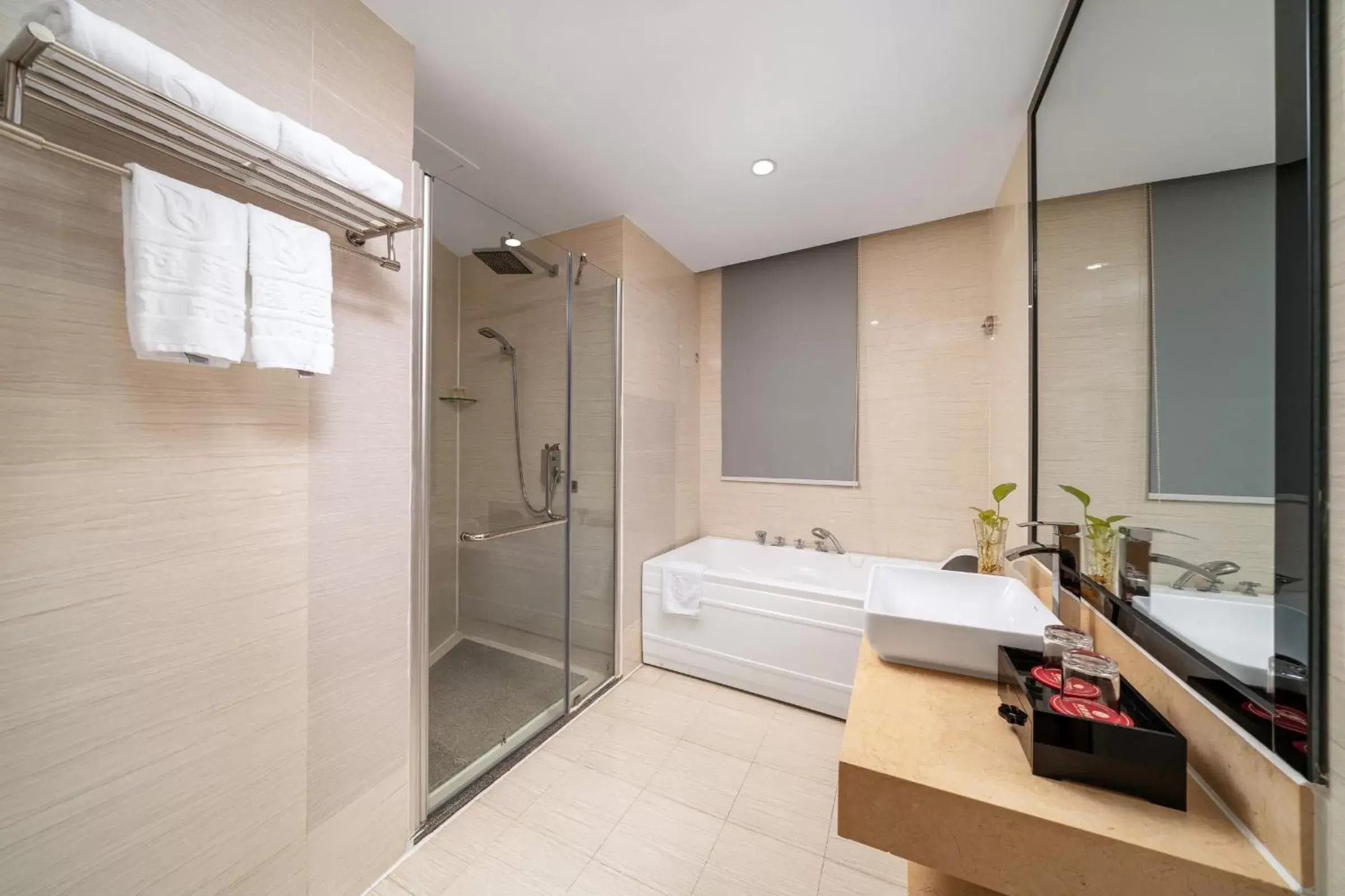 Shower, Bathroom in Guangzhou Boyi Hotel