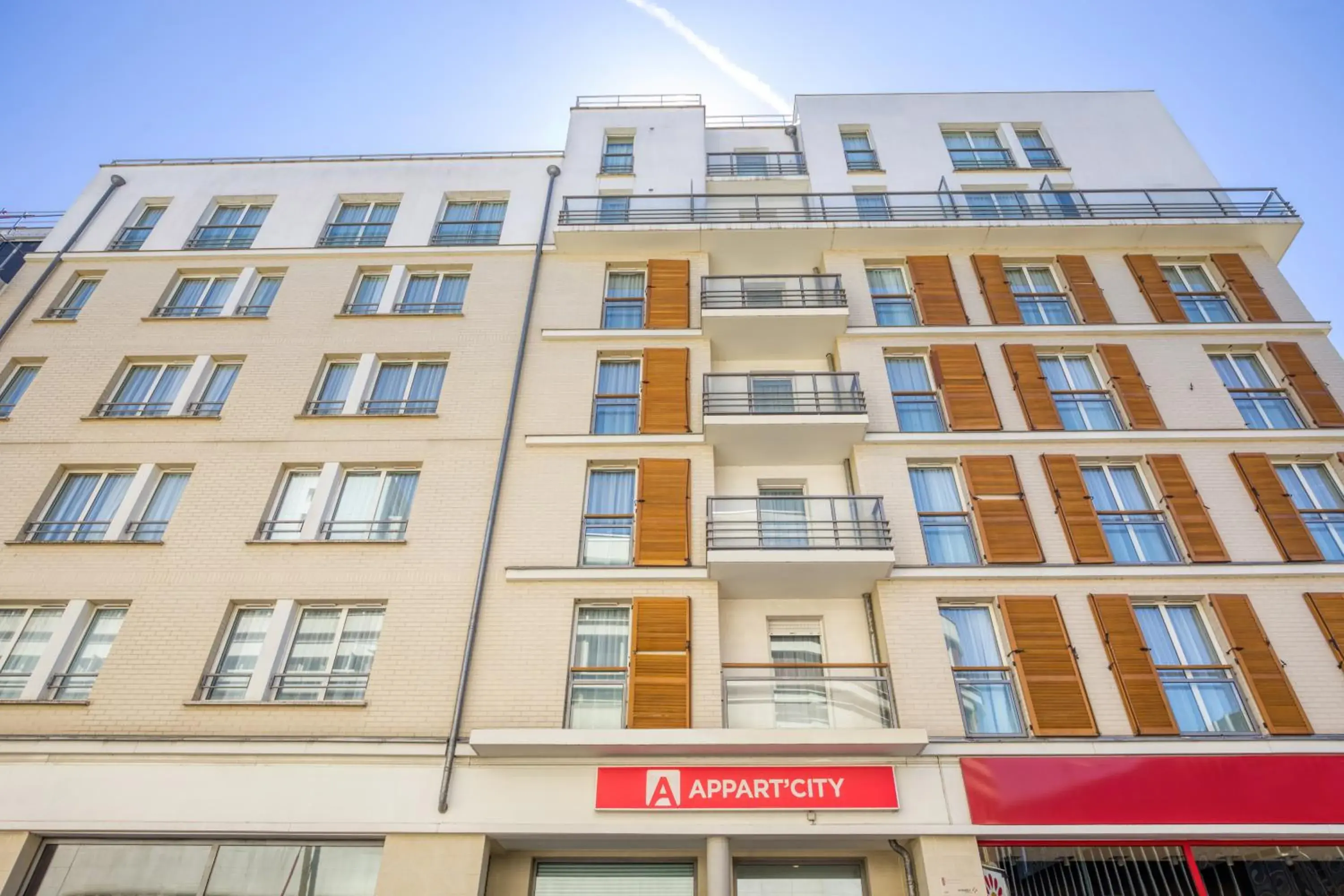 Property building in Appart'City Confort Paris Clichy - Mairie Property building in Appart'City Confort Paris Clichy - Mairie