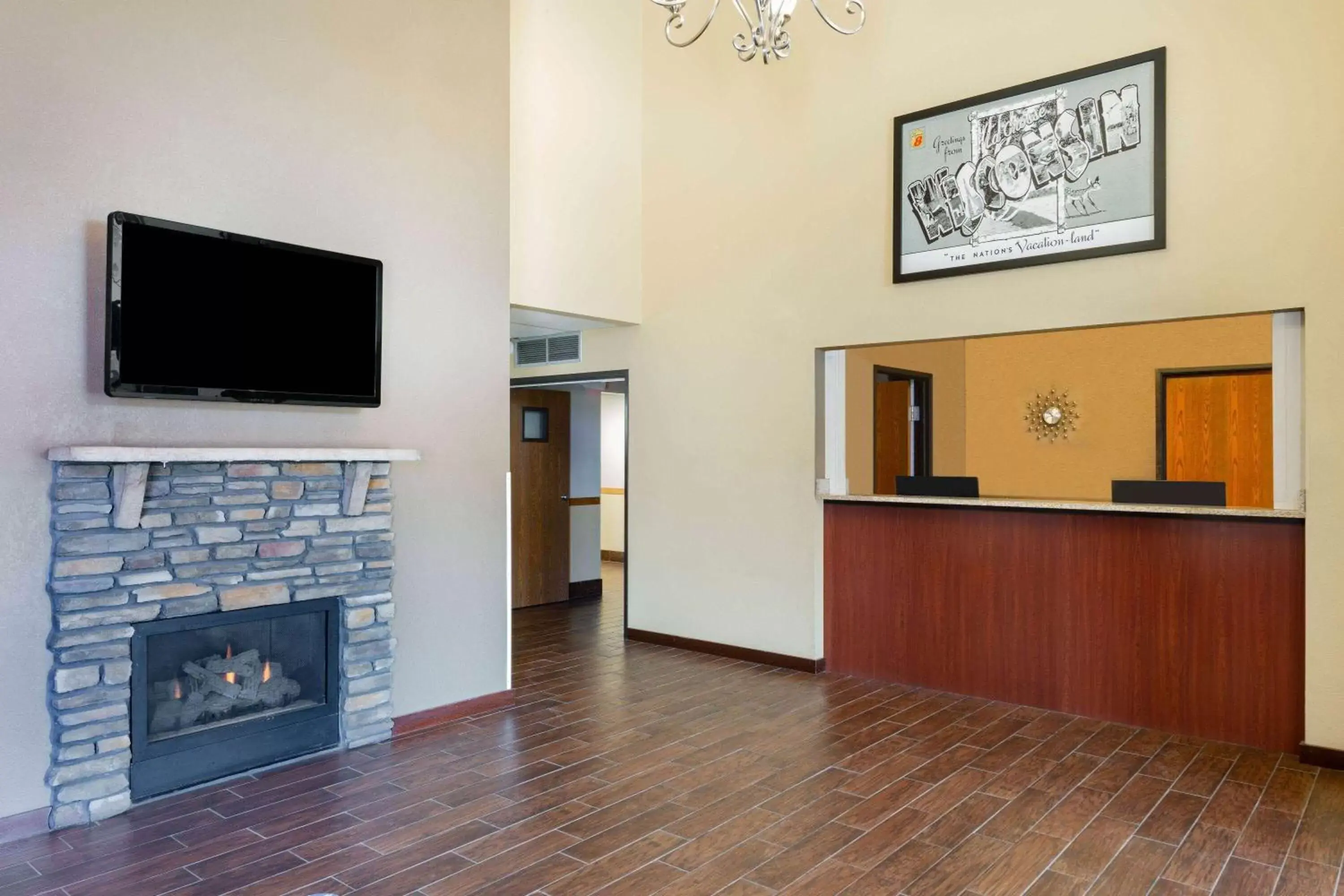 Lobby or reception, TV/Entertainment Center in Super 8 by Wyndham La Crosse