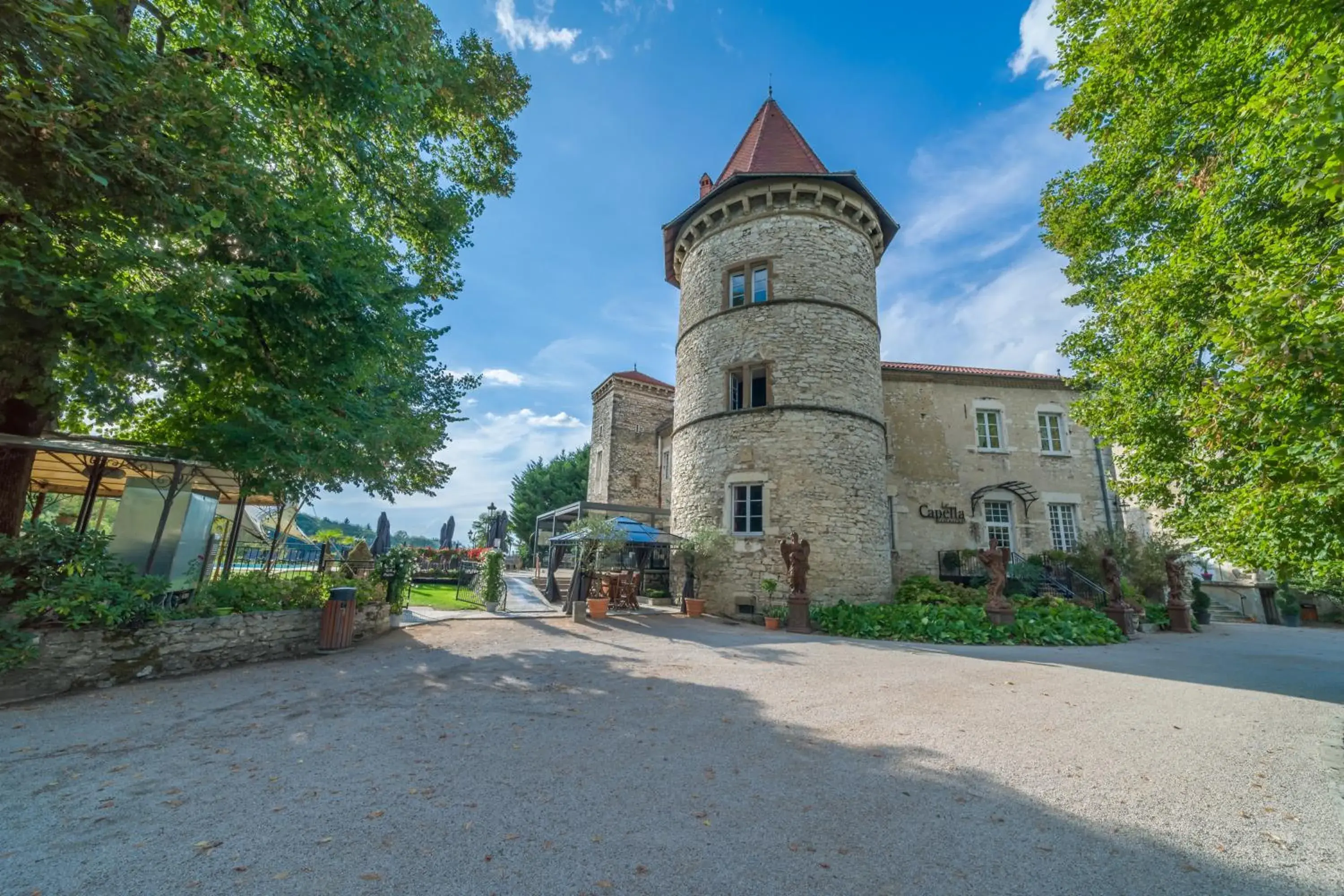 Property Building in Château Chapeau Cornu