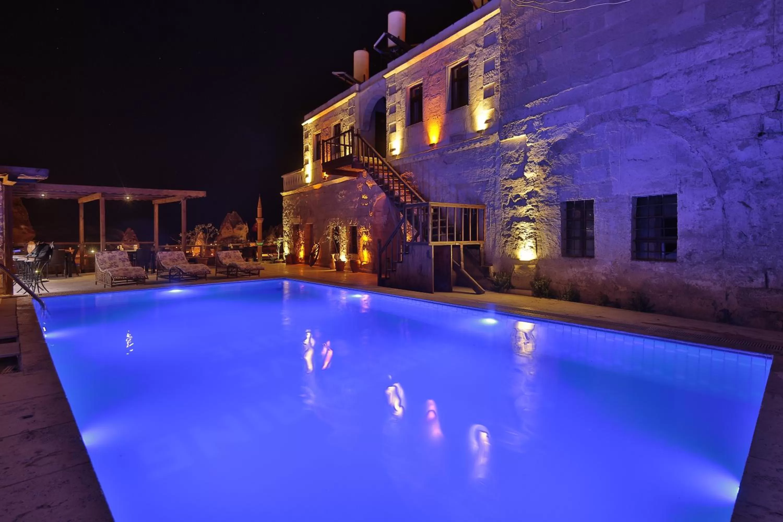 Night in Shoestring Cave House