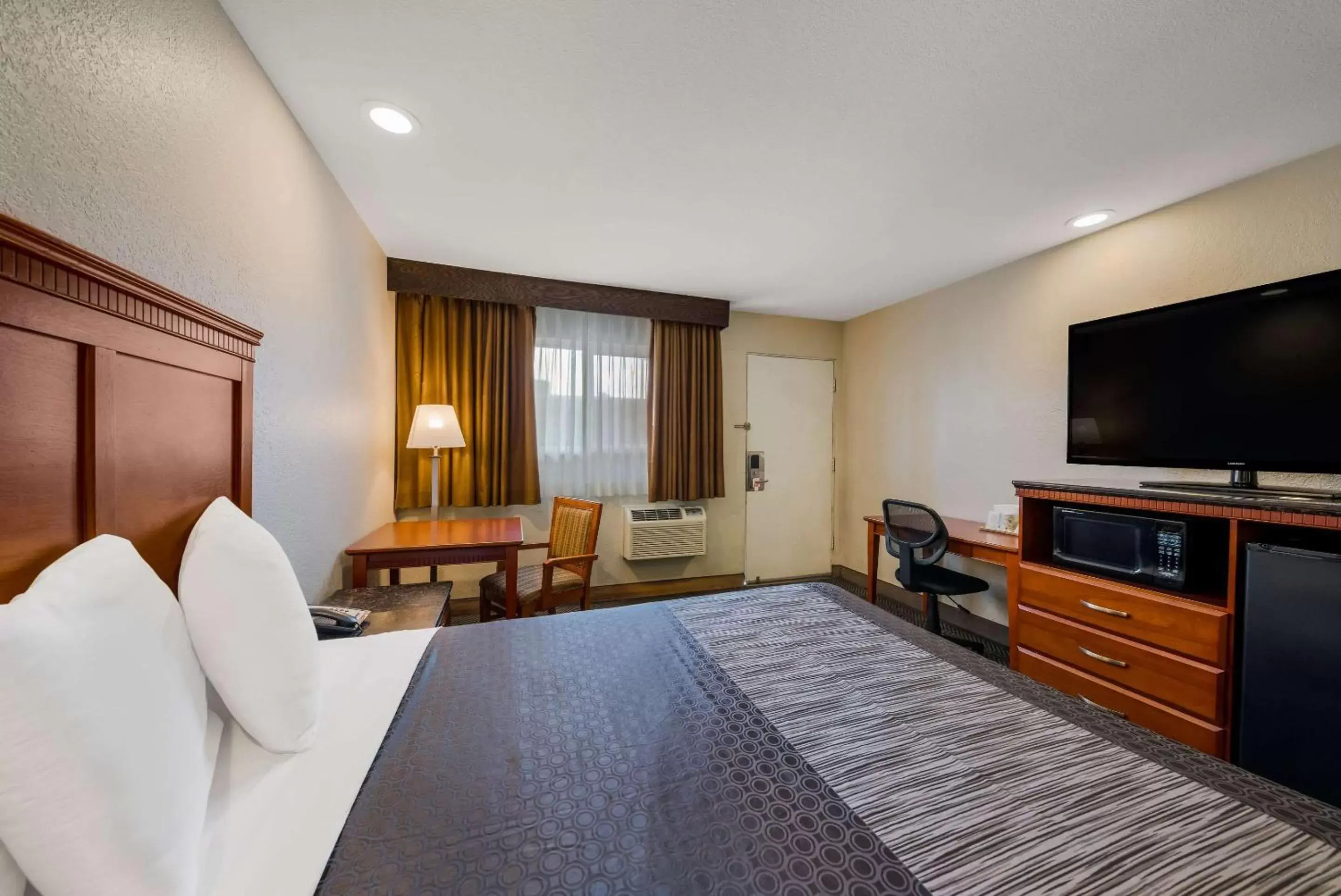 Bedroom, TV/Entertainment Center in Rodeway Inn