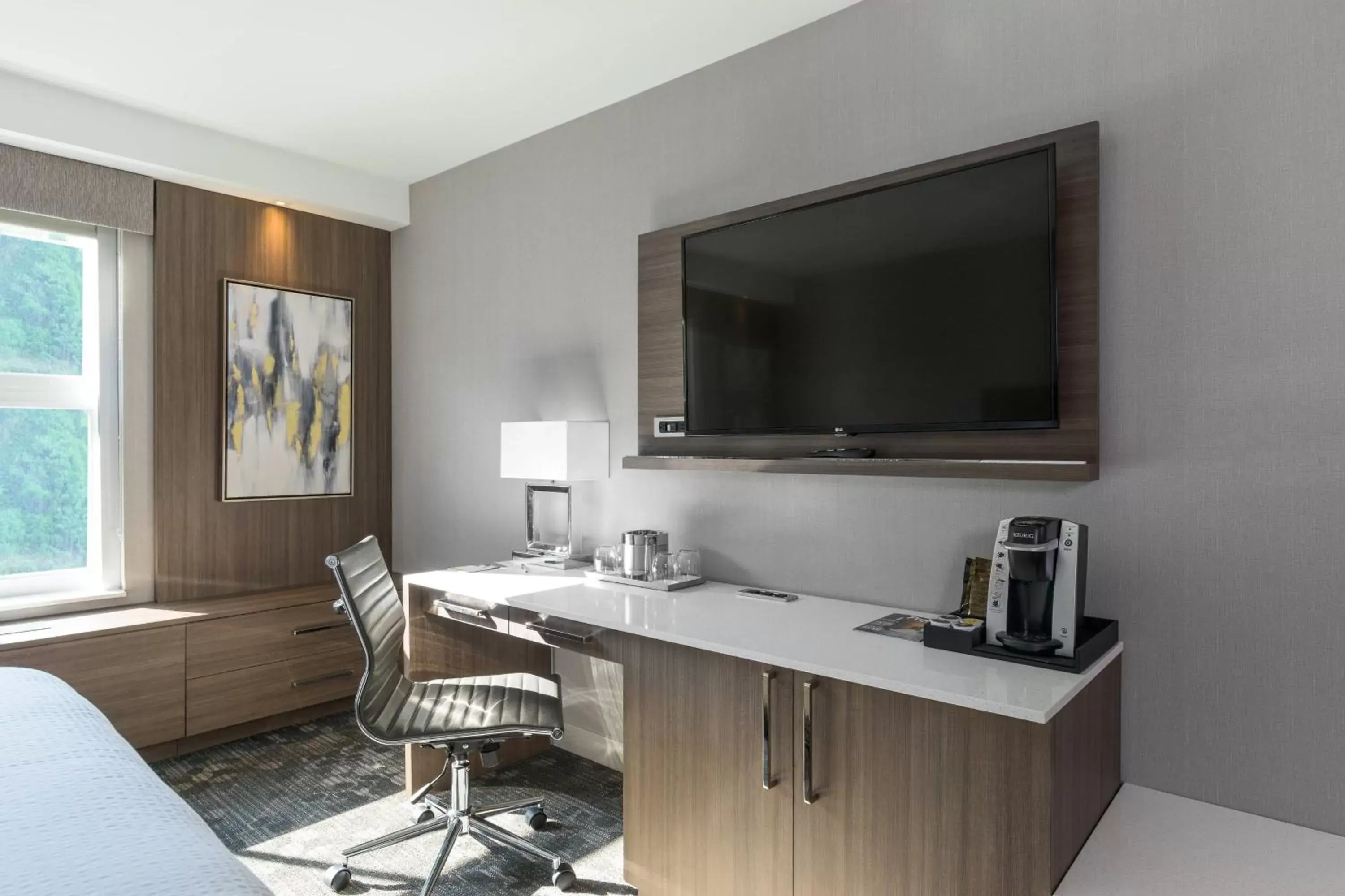 Photo of the whole room, TV/Entertainment Center in Courtyard by Marriott Edgewater NYC Area