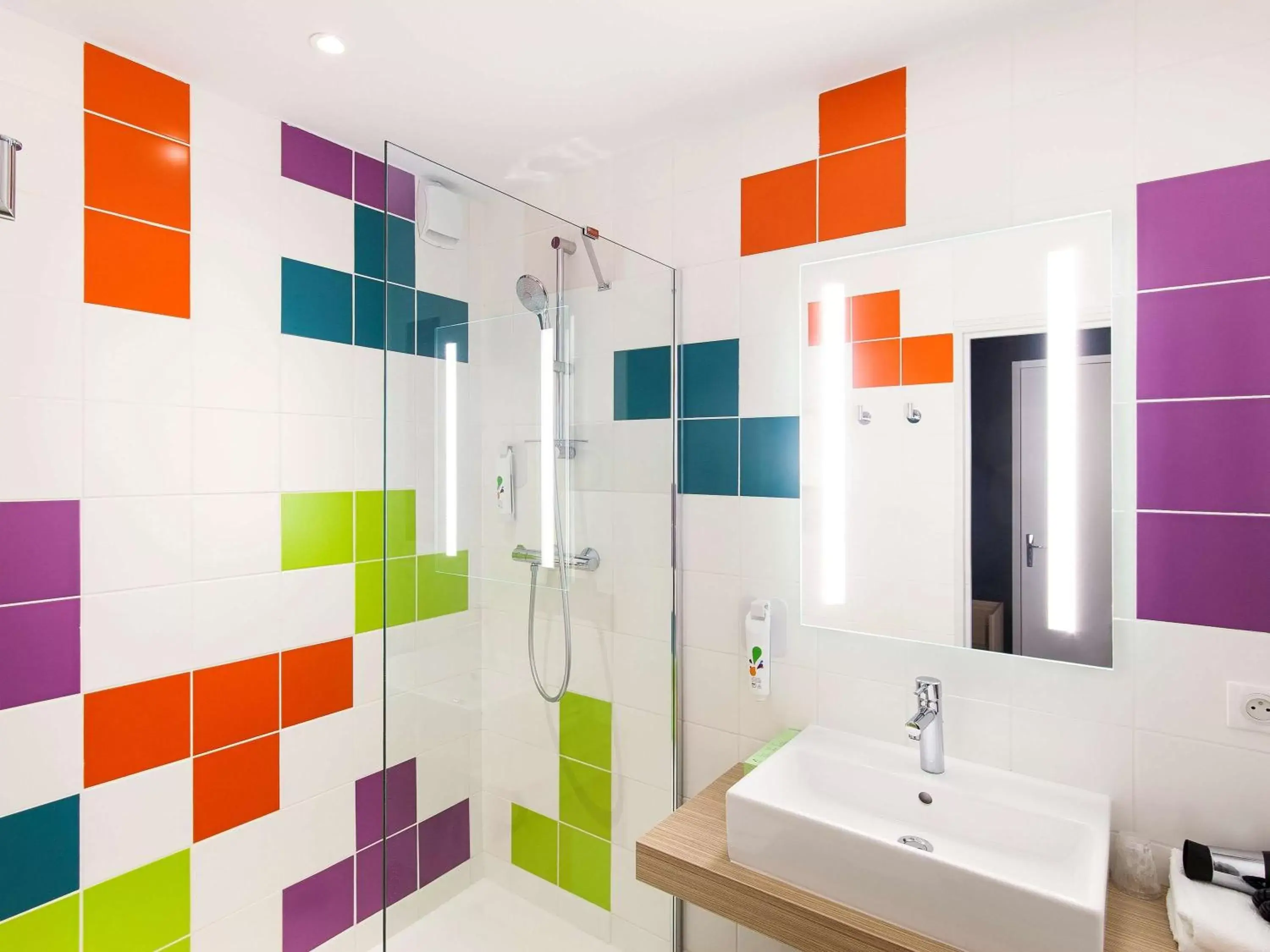 Photo of the whole room, Bathroom in ibis Styles Poitiers Nord