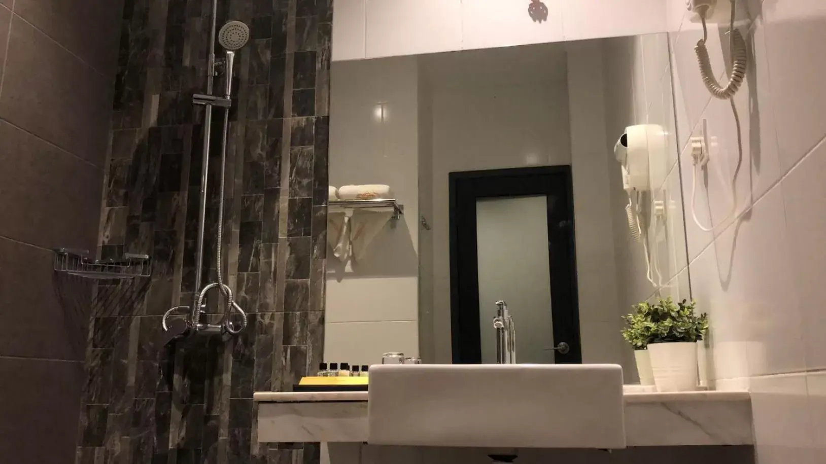Shower, Bathroom in Asiatic Hotel