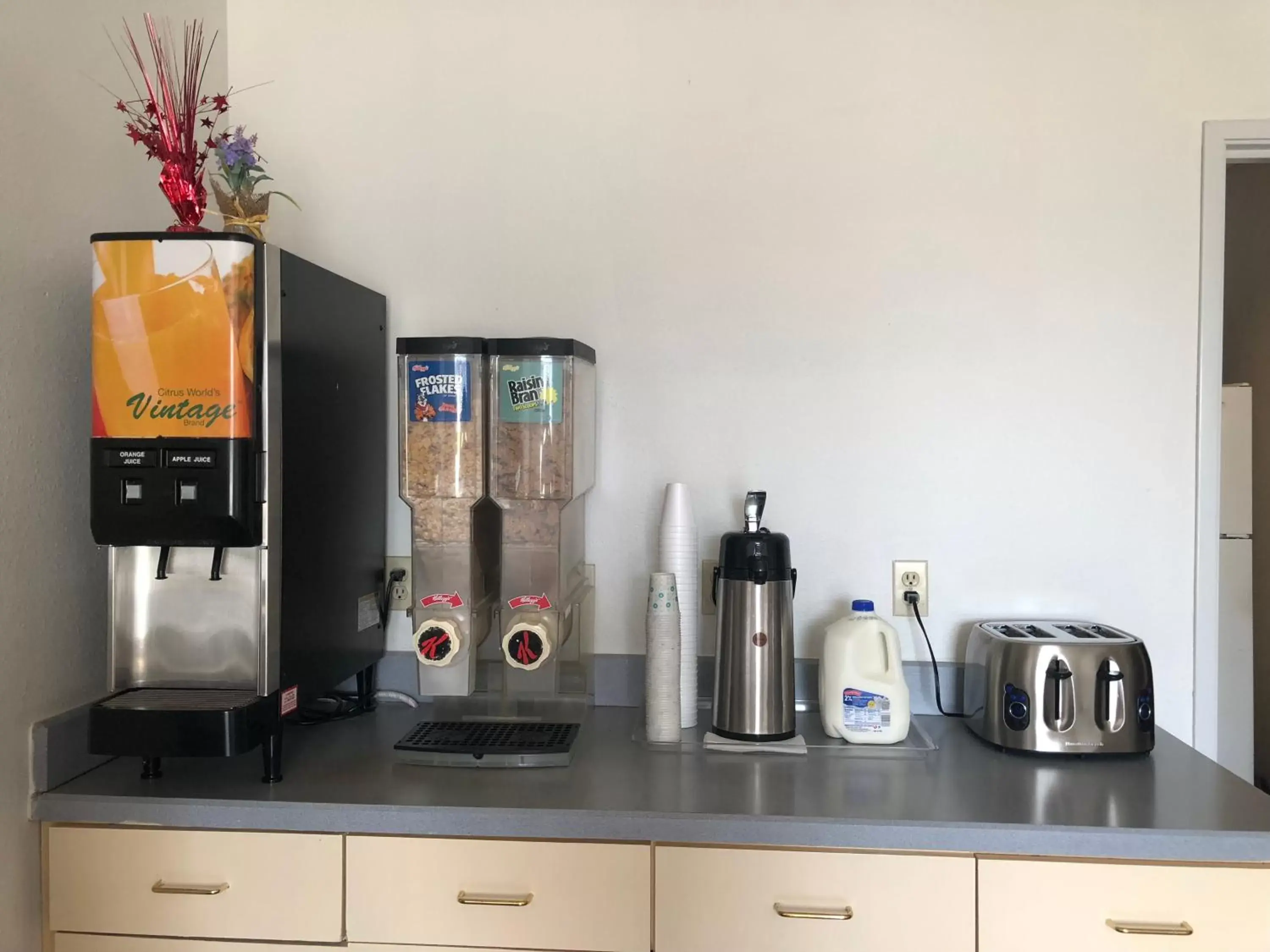 American breakfast, Coffee/Tea Facilities in Howard Johnson by Wyndham Airport