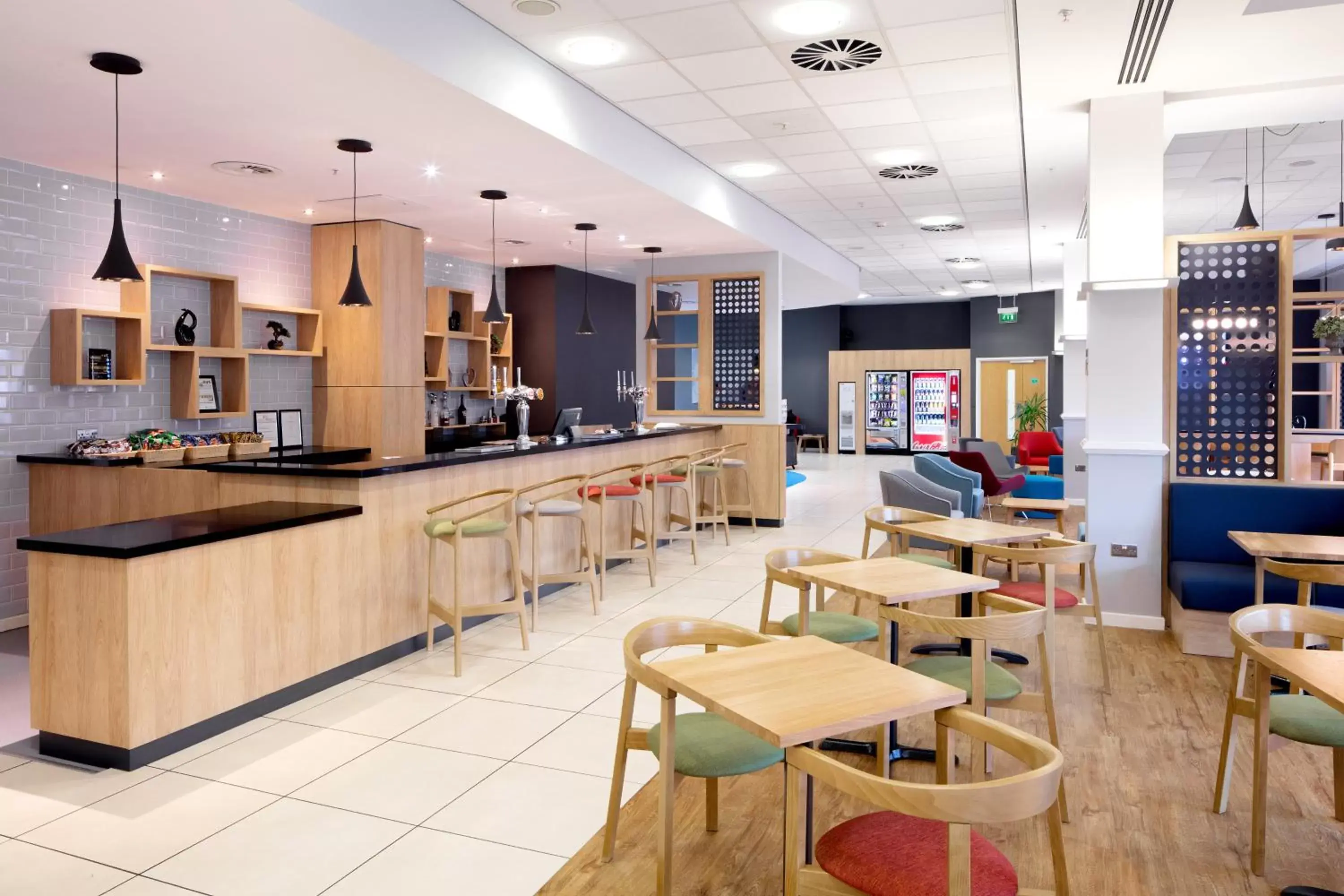 Lounge or bar, Restaurant/Places to Eat in Holiday Inn Express Hull City Centre, an IHG Hotel