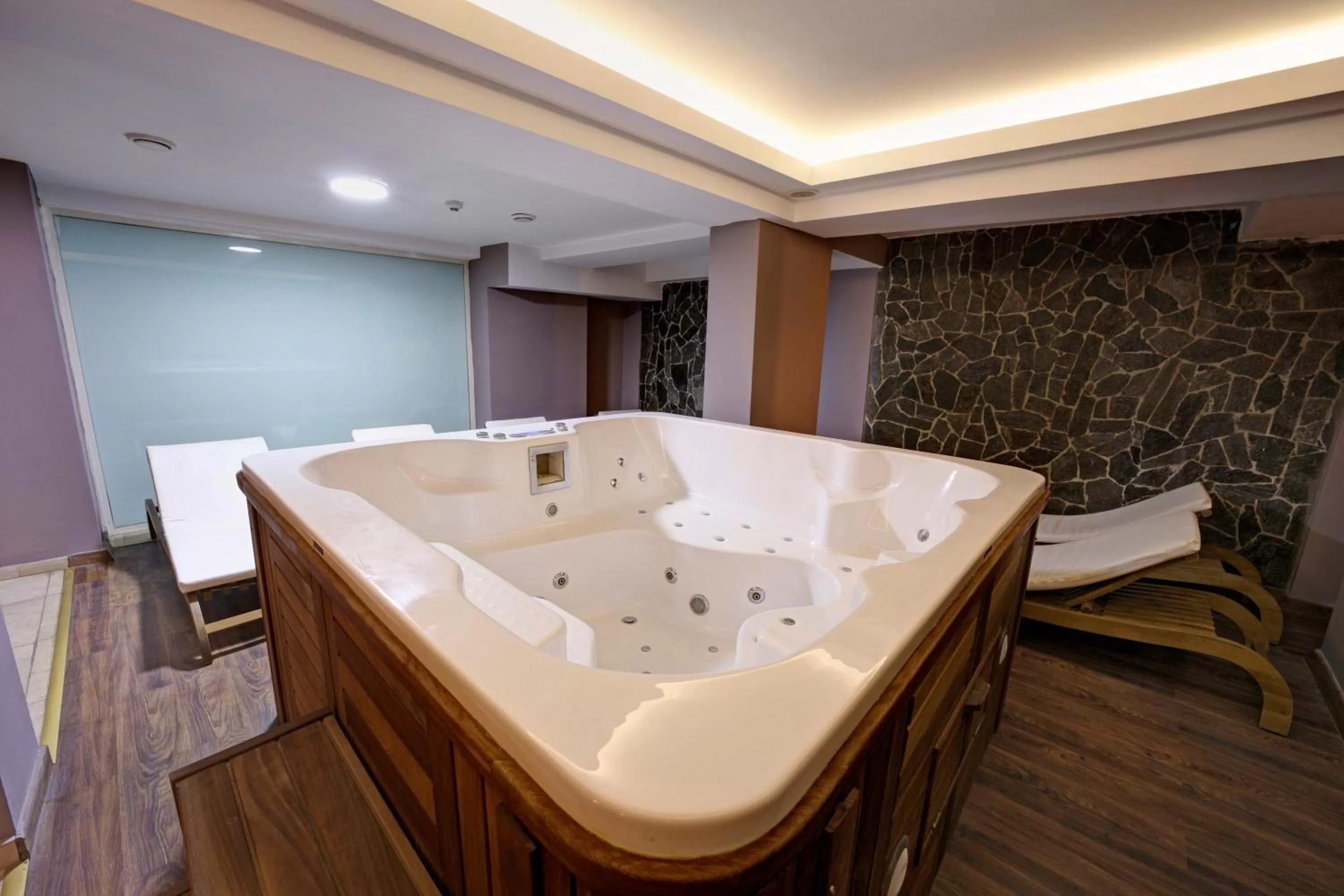 Hot Tub in Stargate Hotel&Spa