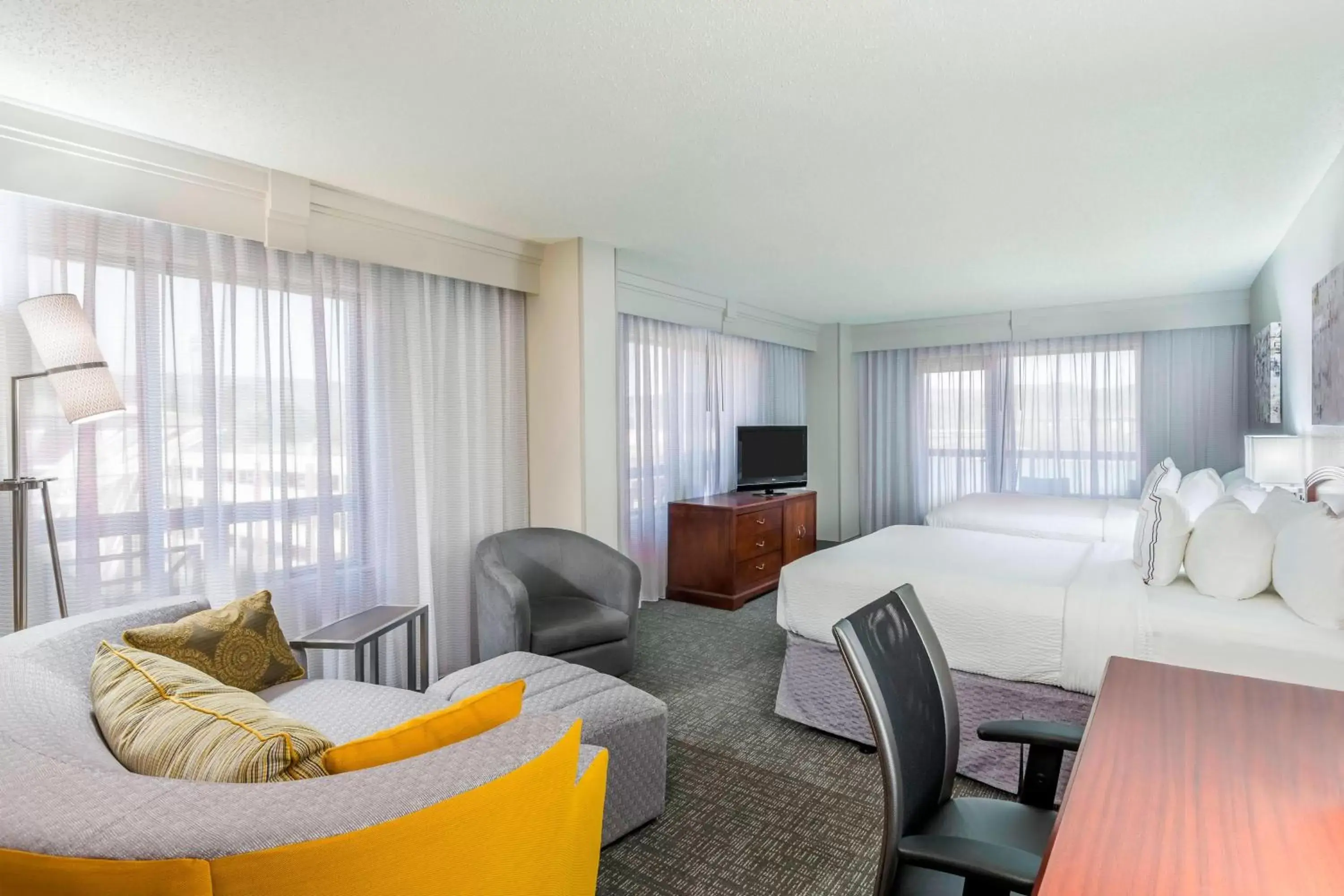 Photo of the whole room, Seating Area in Courtyard by Marriott Chattanooga Downtown