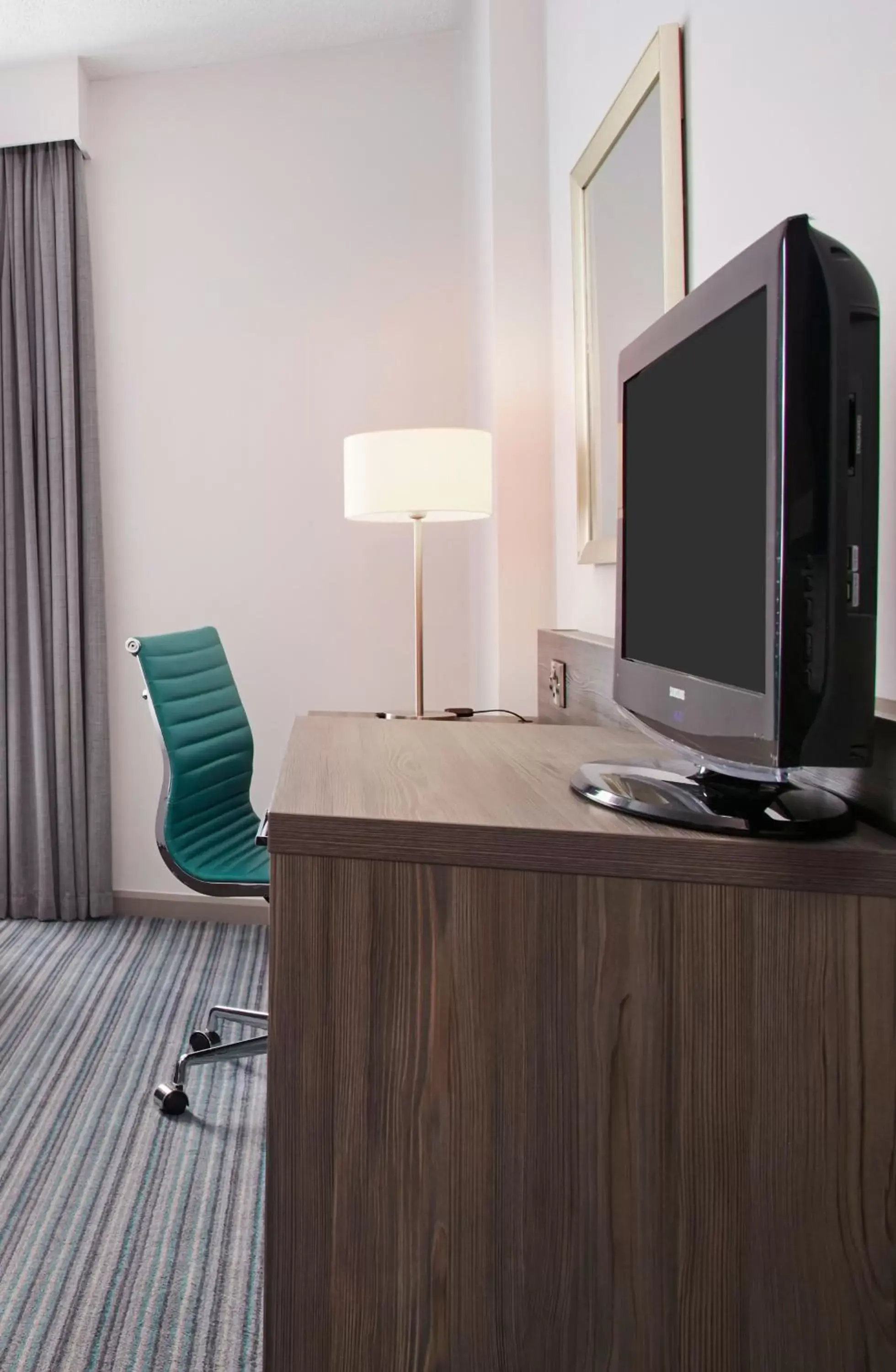 Bedroom, TV/Entertainment Center in Leonardo Hotel Nottingham - formerly Jurys Inn