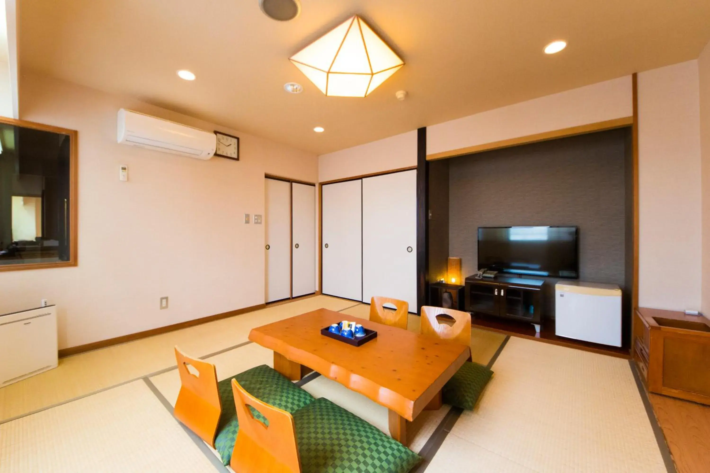 Photo of the whole room, Dining Area in Hotel Kazusa