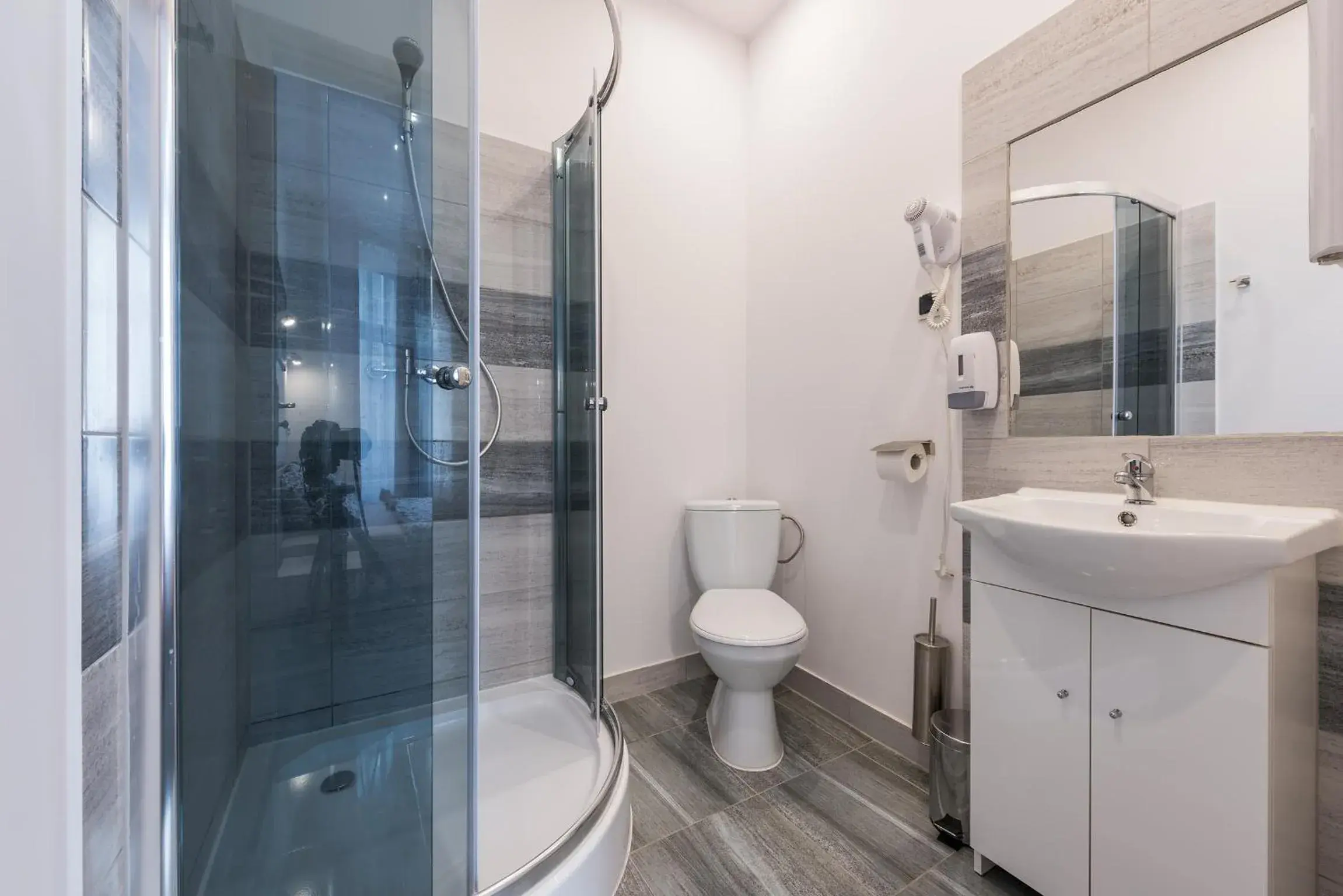 Shower in Queen Apartments Shower in Queen Apartments