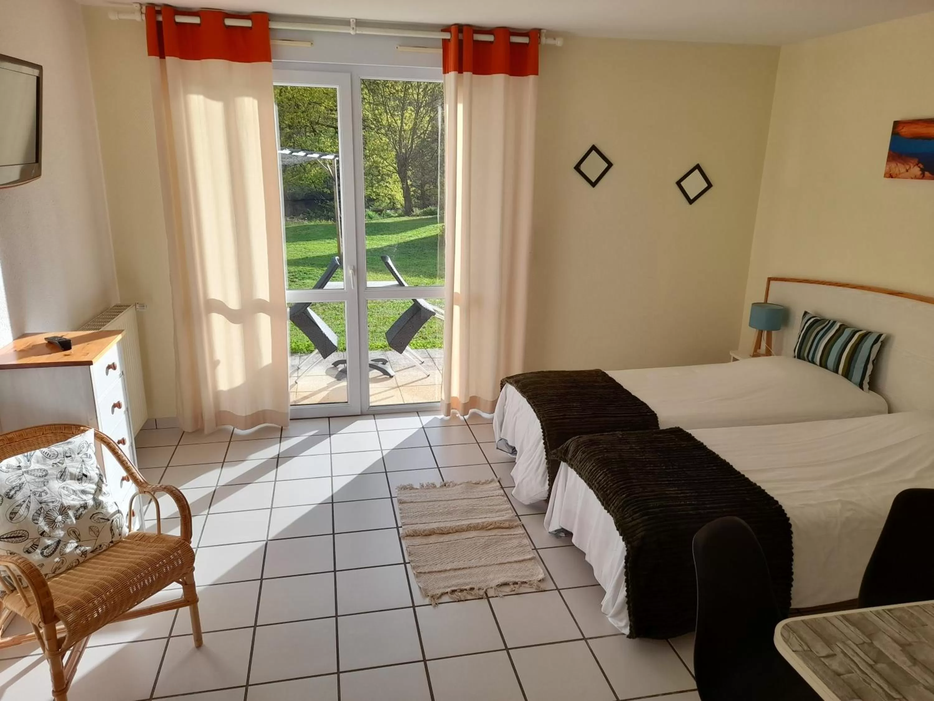 Bedroom, Bed in Hotel de l'Ile d'Amour