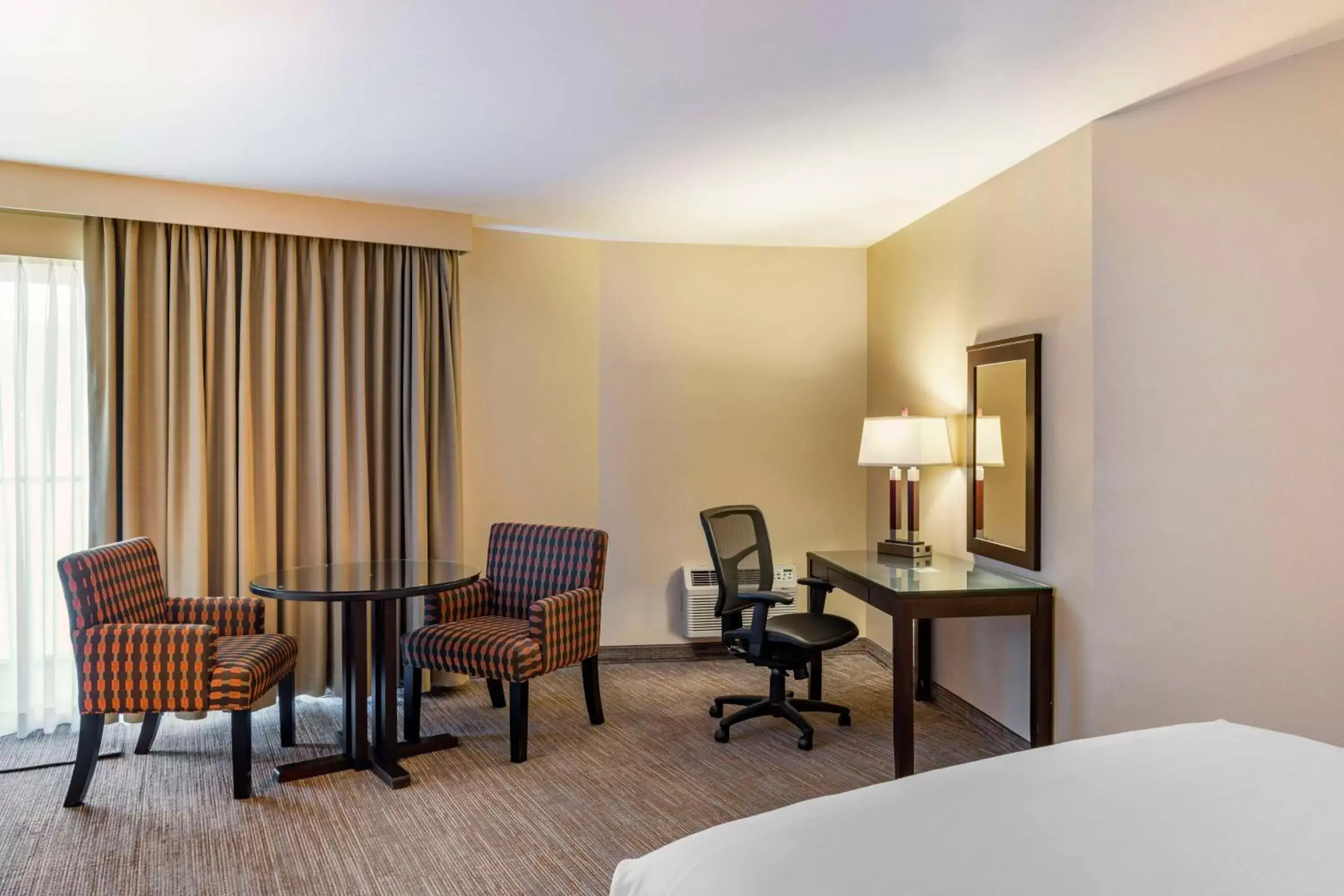 Bedroom, Seating Area in Best Western Plus Hood River Inn