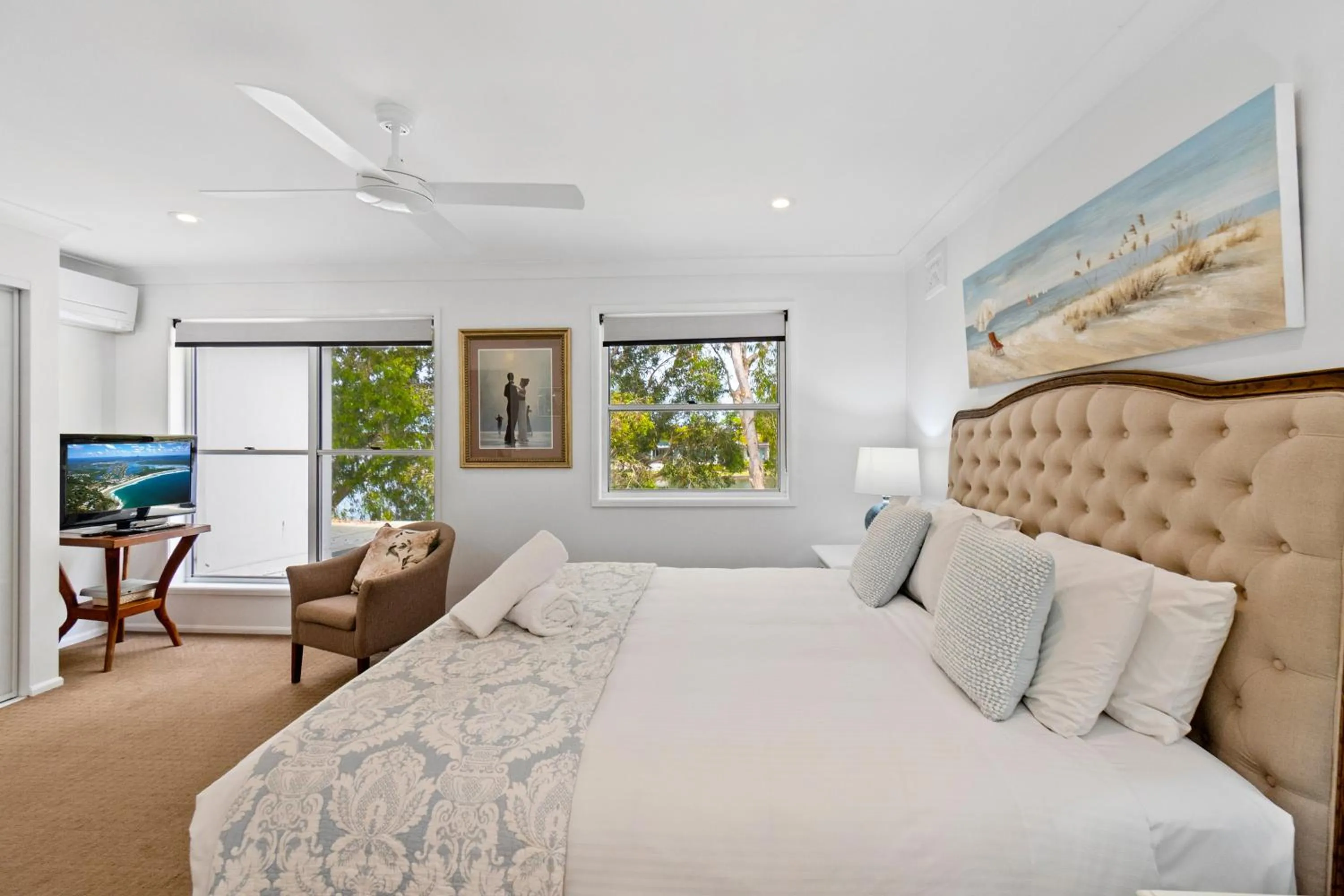 Bed in Noosa Entrance Waterfront Resort