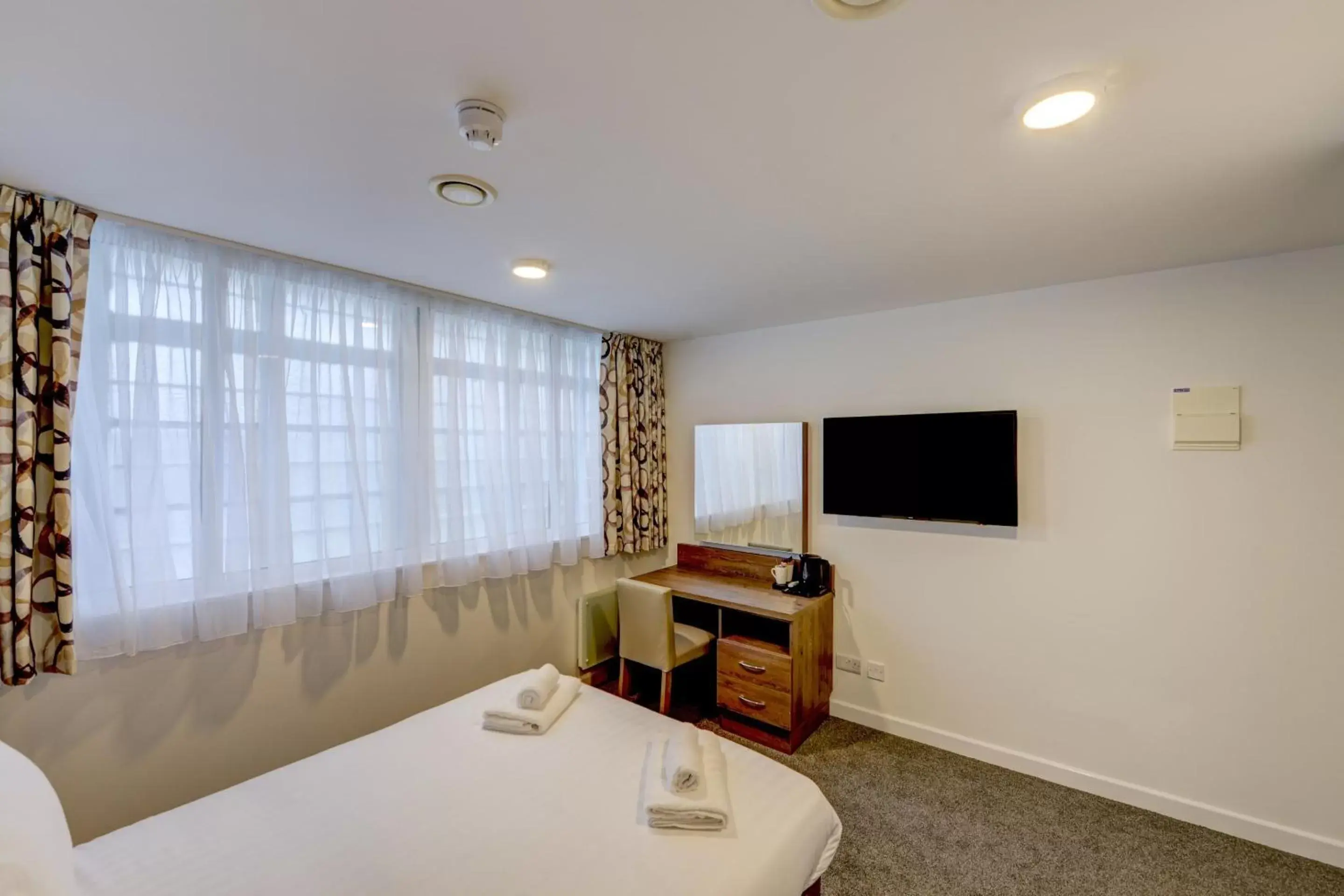 Bedroom, TV/Entertainment Center in OYO Plymouth Central Hotel