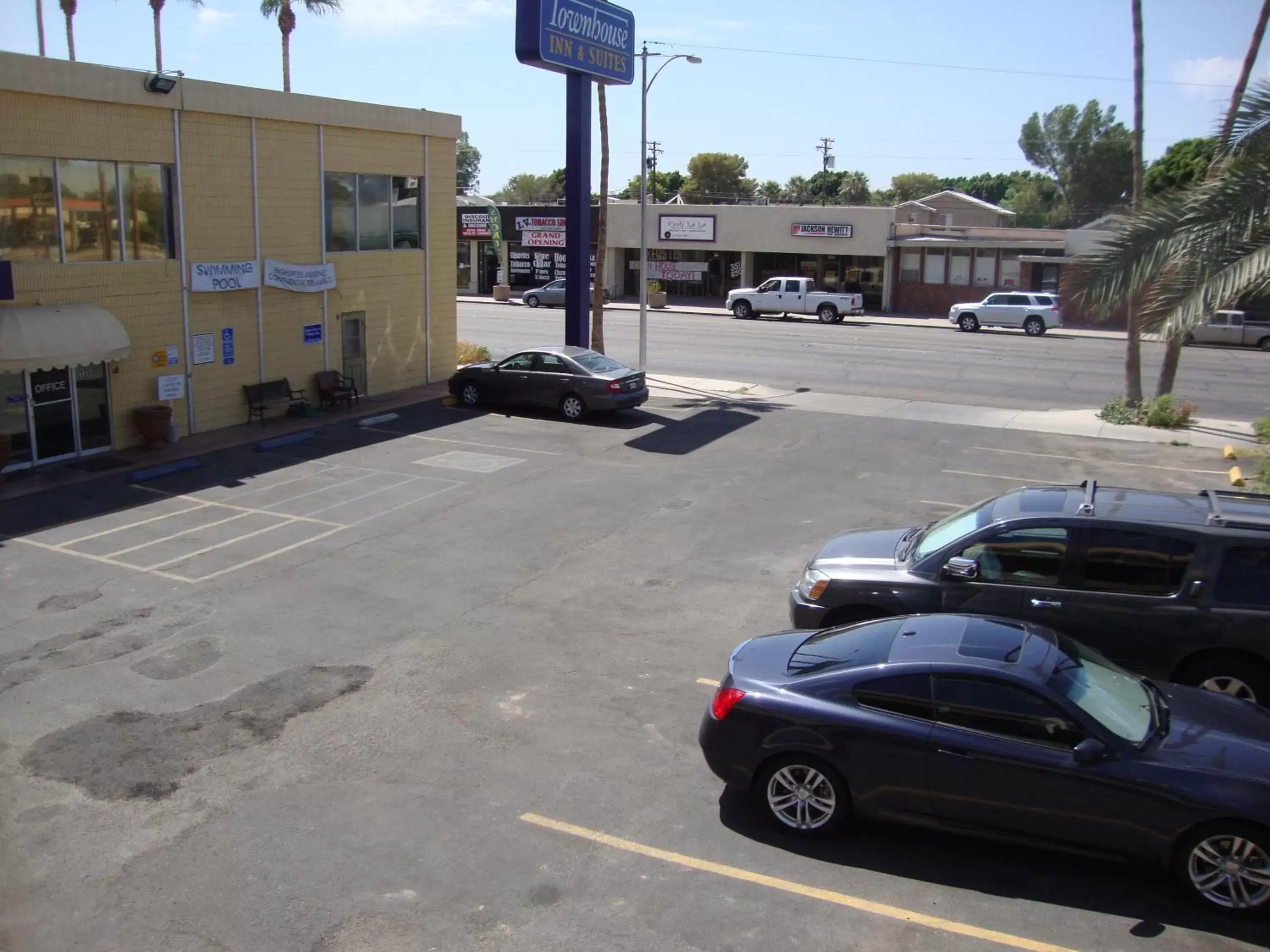 Facade/entrance in Townhouse Inn and Suites Facade/entrance in Townhouse Inn and Suites