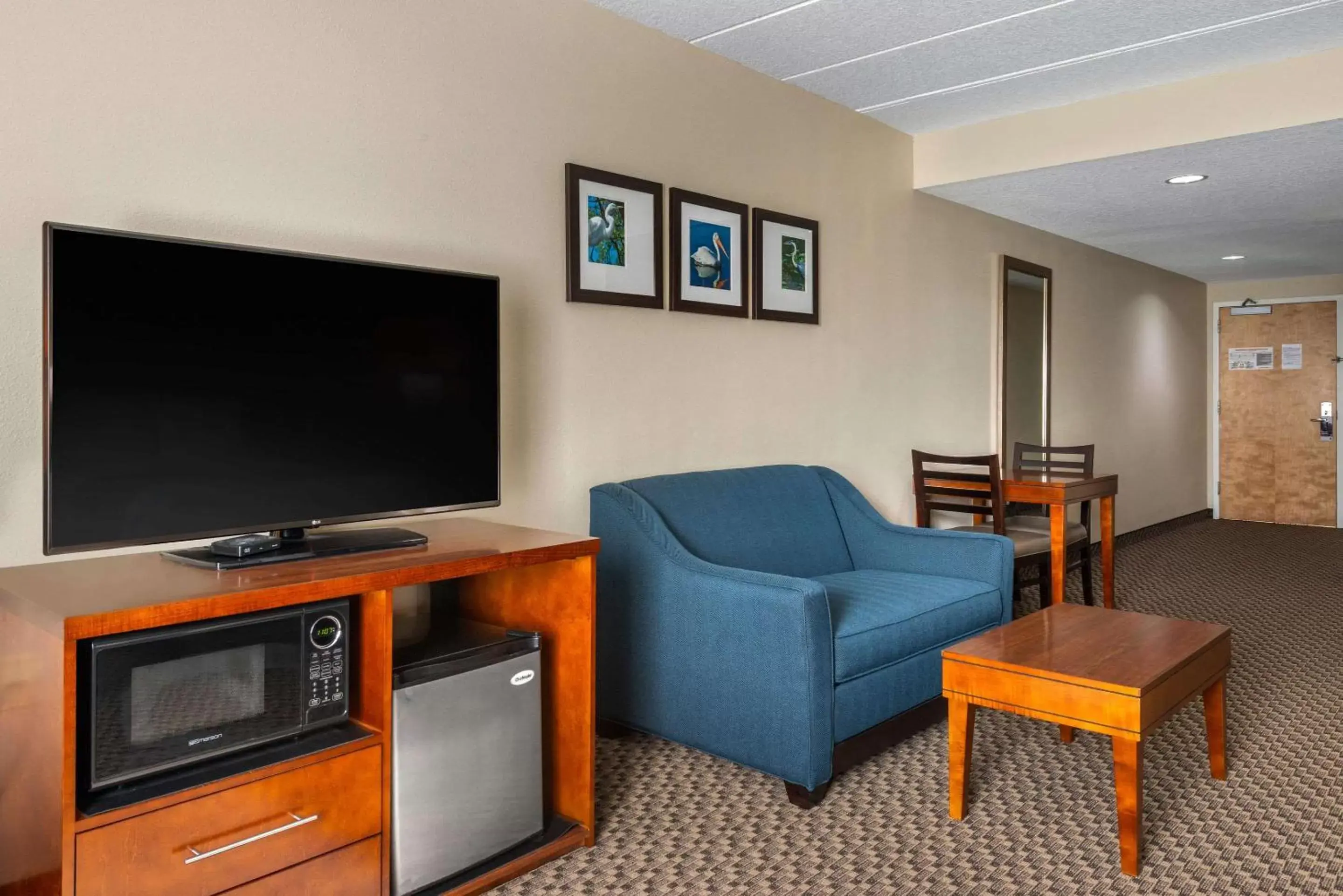 Photo of the whole room, TV/Entertainment Center in Comfort Inn & Suites Wildwood – The Villages