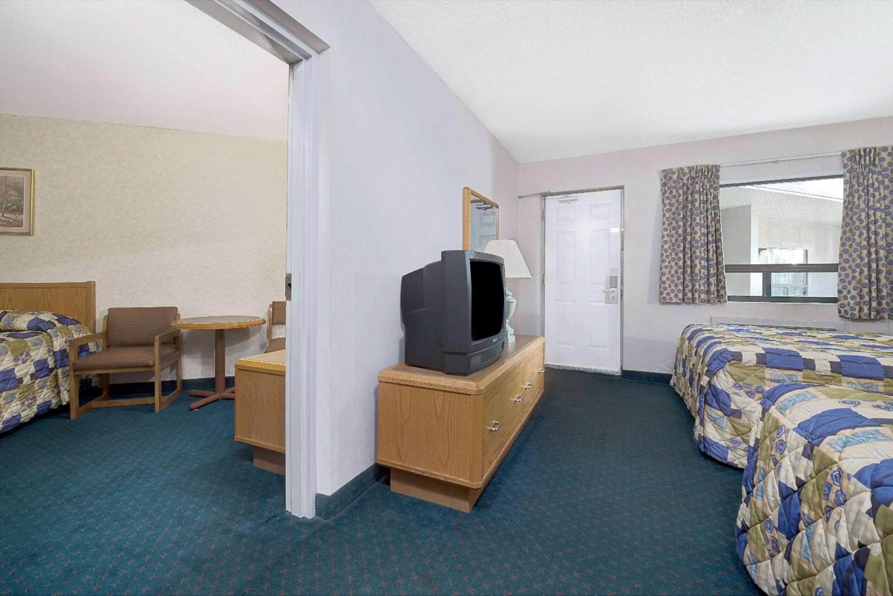 Bed, Seating Area in Super 8 by Wyndham Niagara Falls North