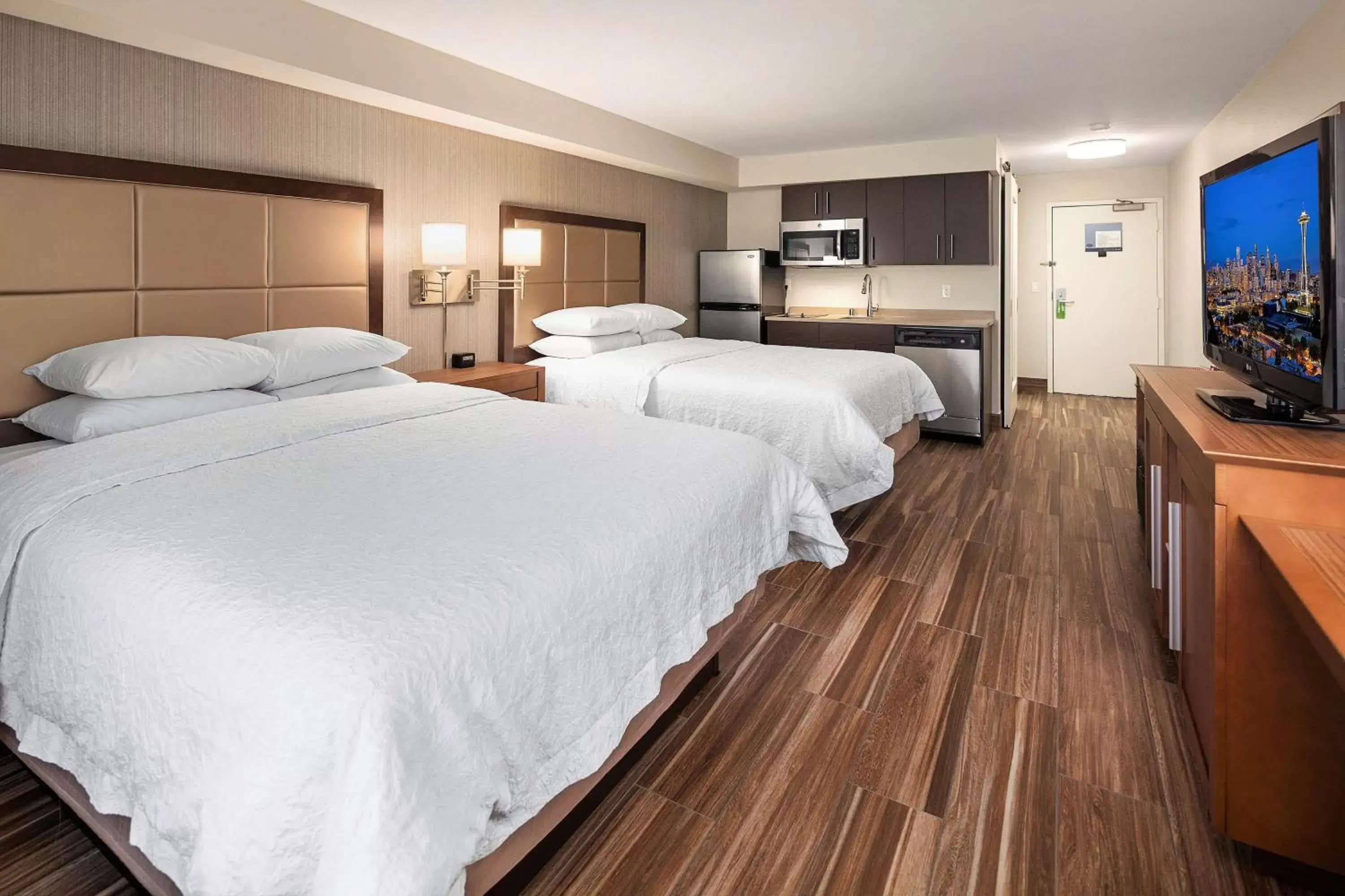 Bed in Hampton Inn & Suites Seattle North/Lynnwood