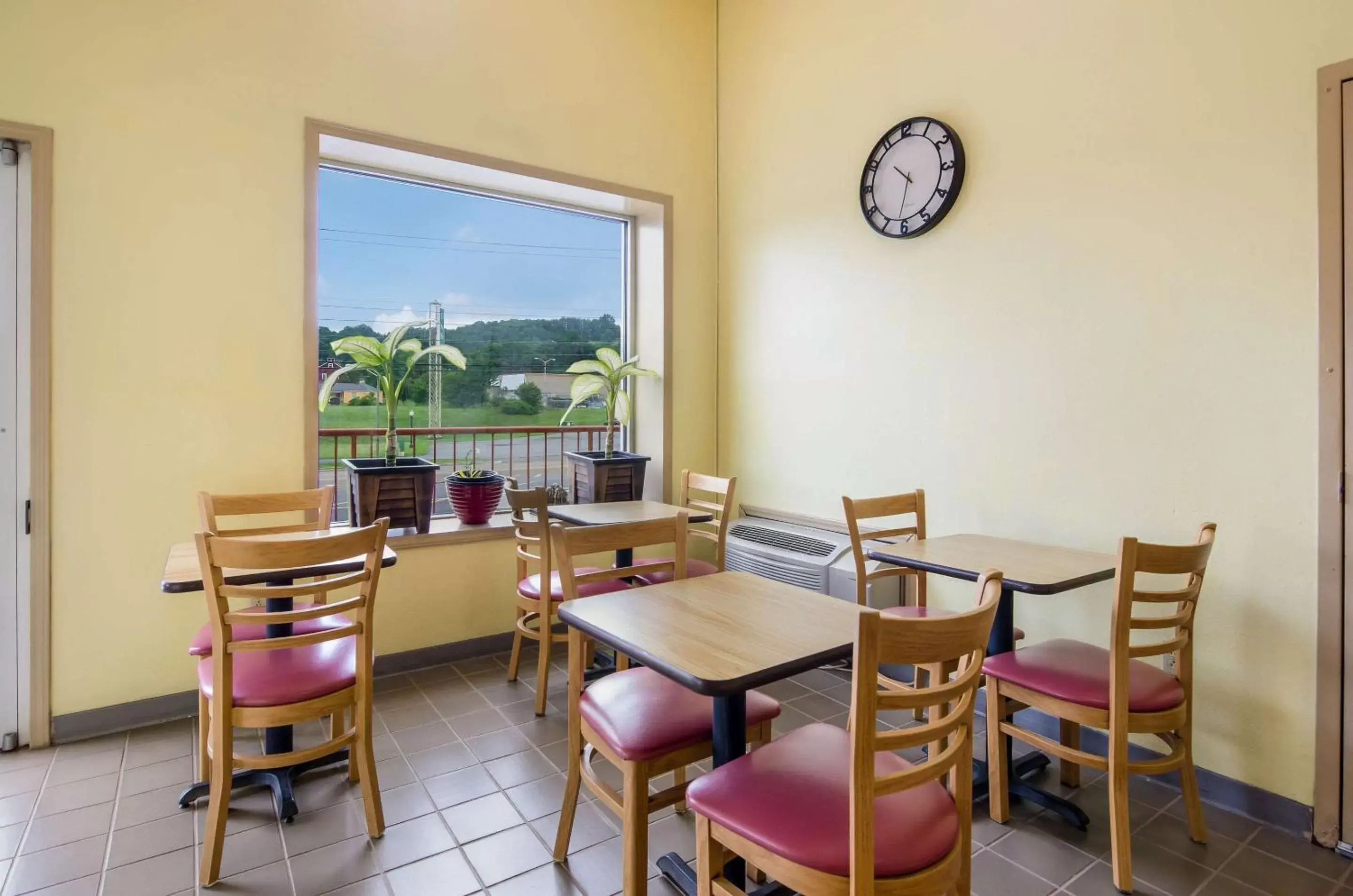 Restaurant/Places to Eat in Econo Lodge Marion I-81