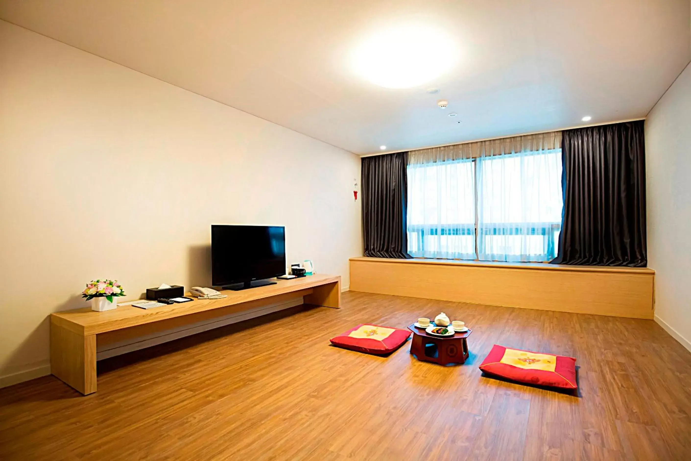Photo of the whole room, TV/Entertainment Center in Best Western Jeju Hotel